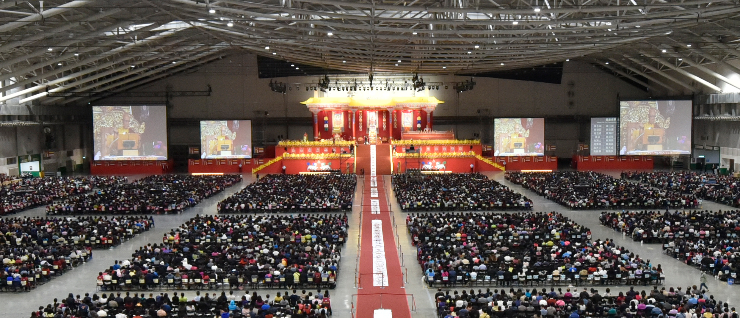 今年是仁欽多吉仁波切第16次舉辦「阿彌陀佛無遮大超度法會」,全球兩萬餘信眾參加,為當今藏傳佛教規模最大的法會,史上罕見。(讀者提供)