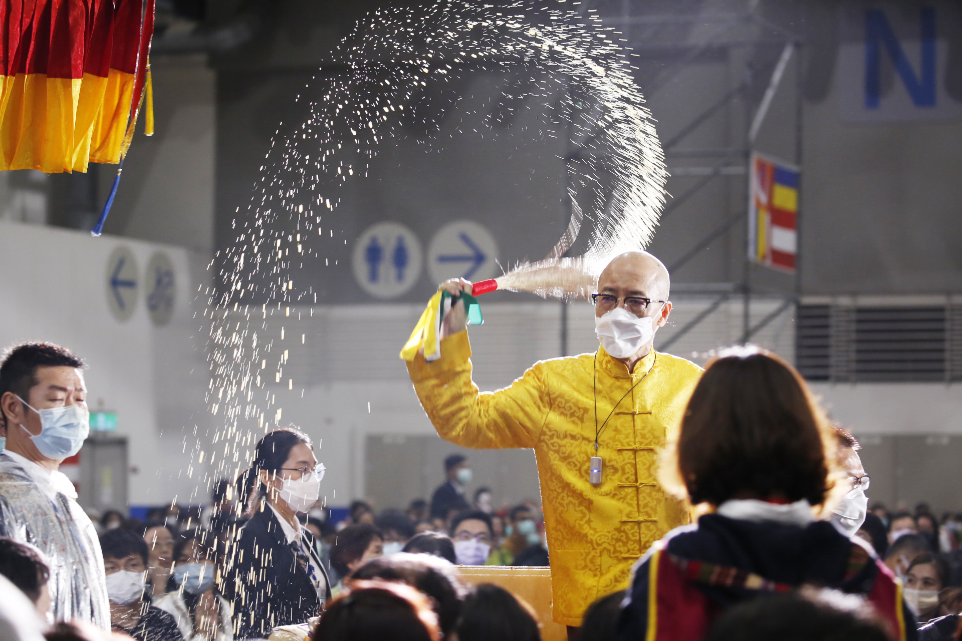 仁欽多吉仁波切於法會結束後，繞場為兩萬餘名信眾灑淨。（讀者提供）
