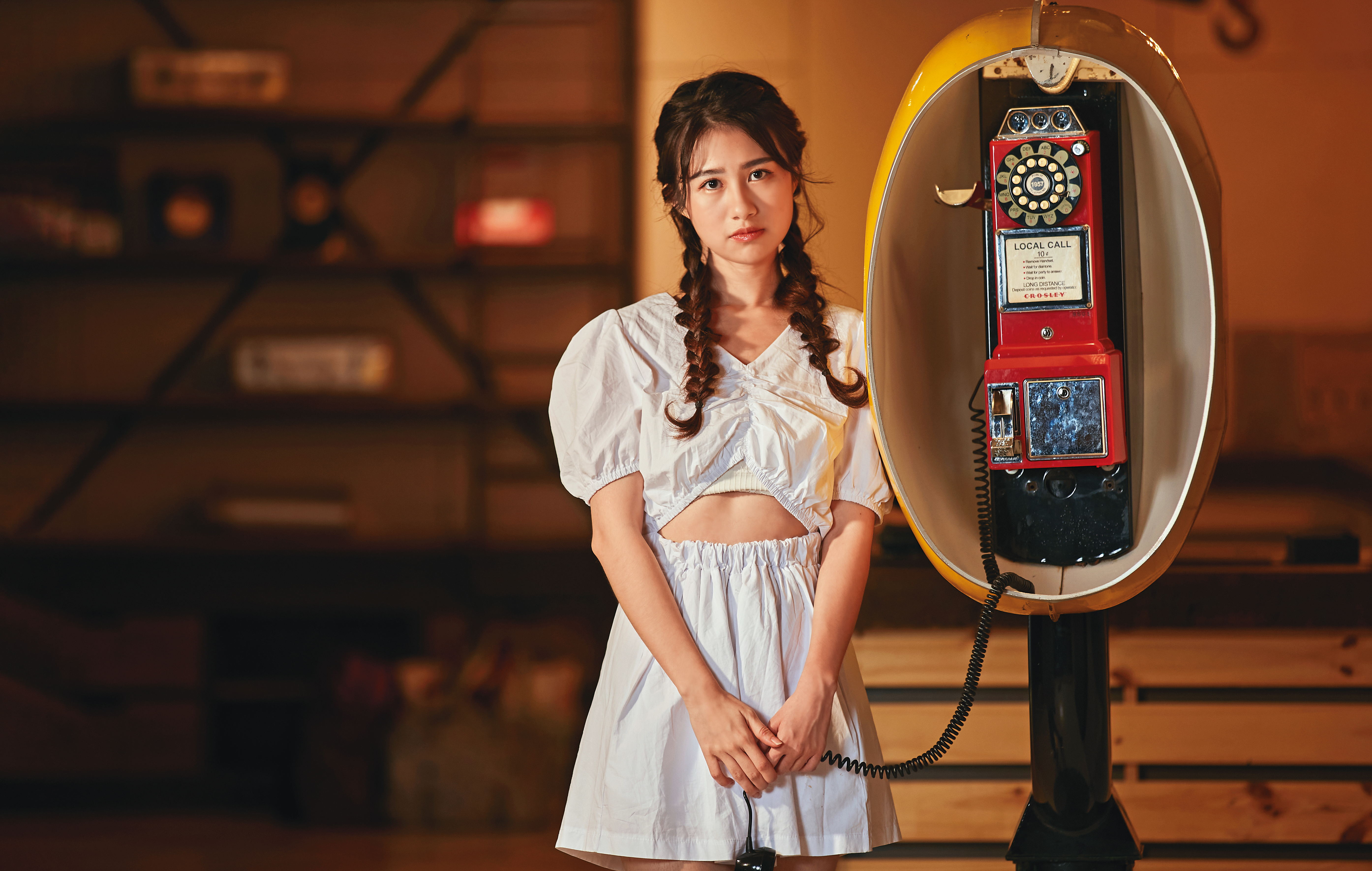 21歲的馨亞目前仍母胎單身，曾暗戀幽默的混血兒。