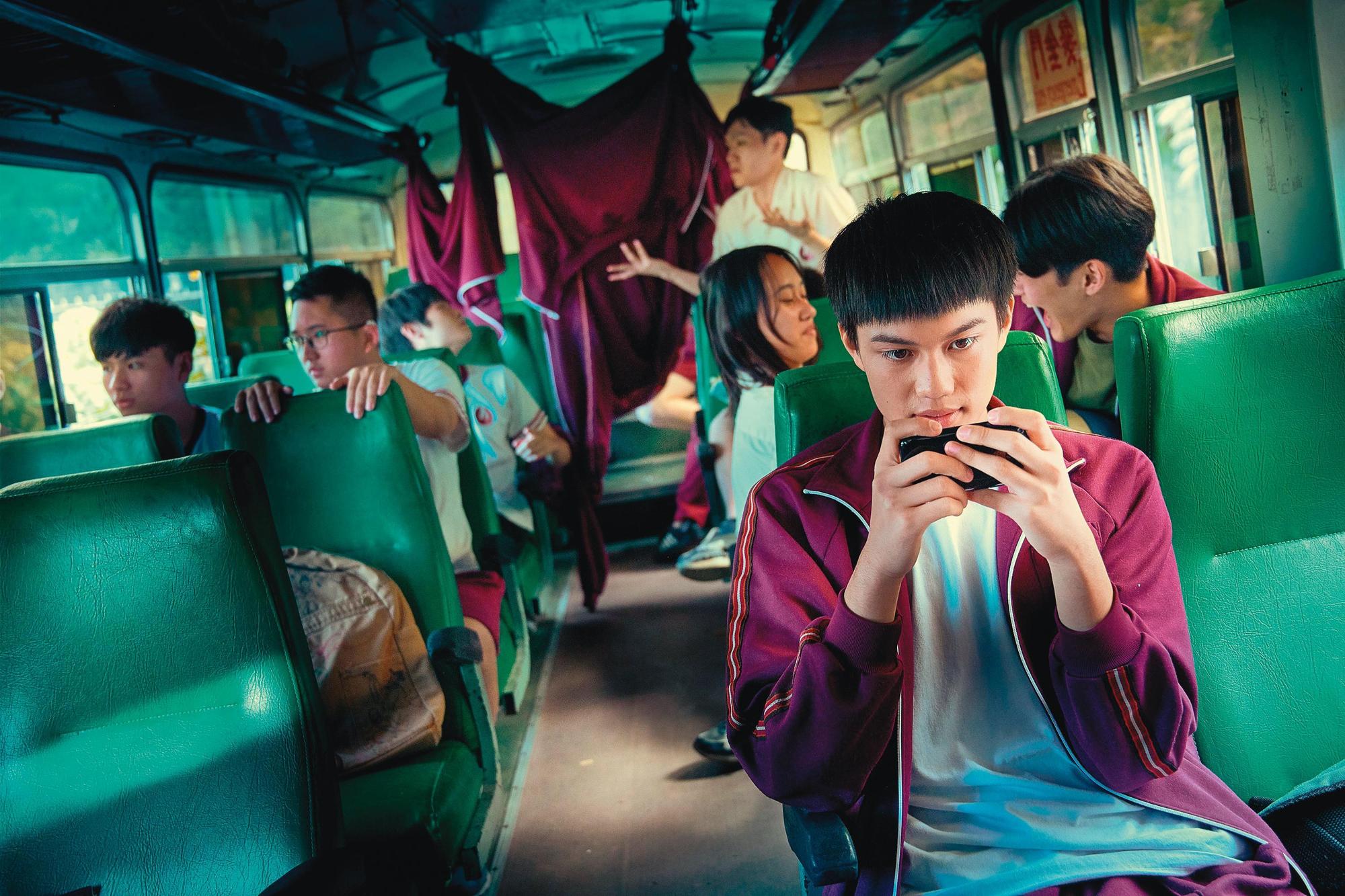 學生們在校車上嬉戲玩鬧的背後，最後一排座位竟然藏著不可告人的事情。（CatchPlay提供）