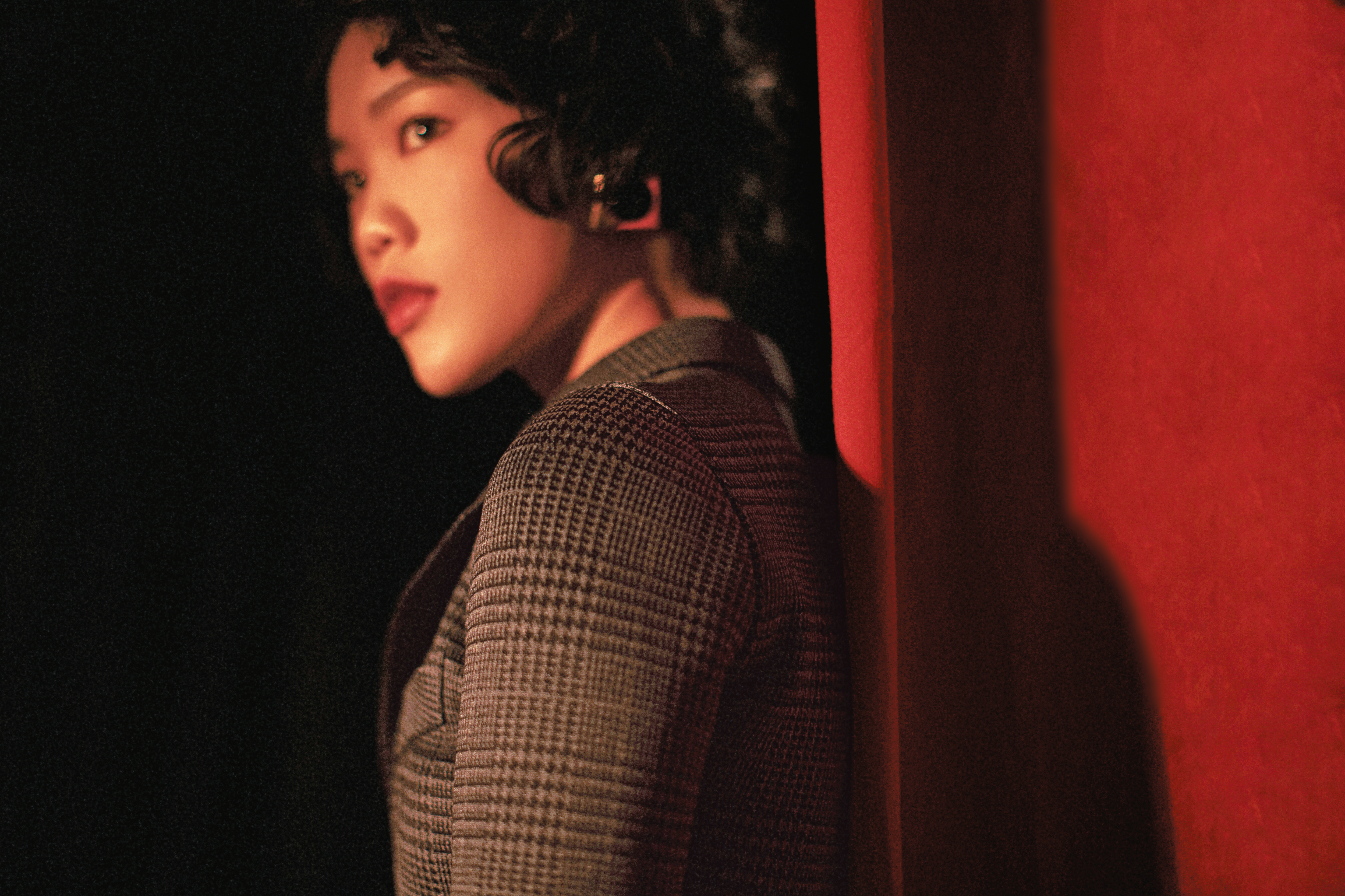 3D格紋外套  價格店洽by BALENCIAGA；方形外框金屬耳環  價格店洽by SAINT LAUREN