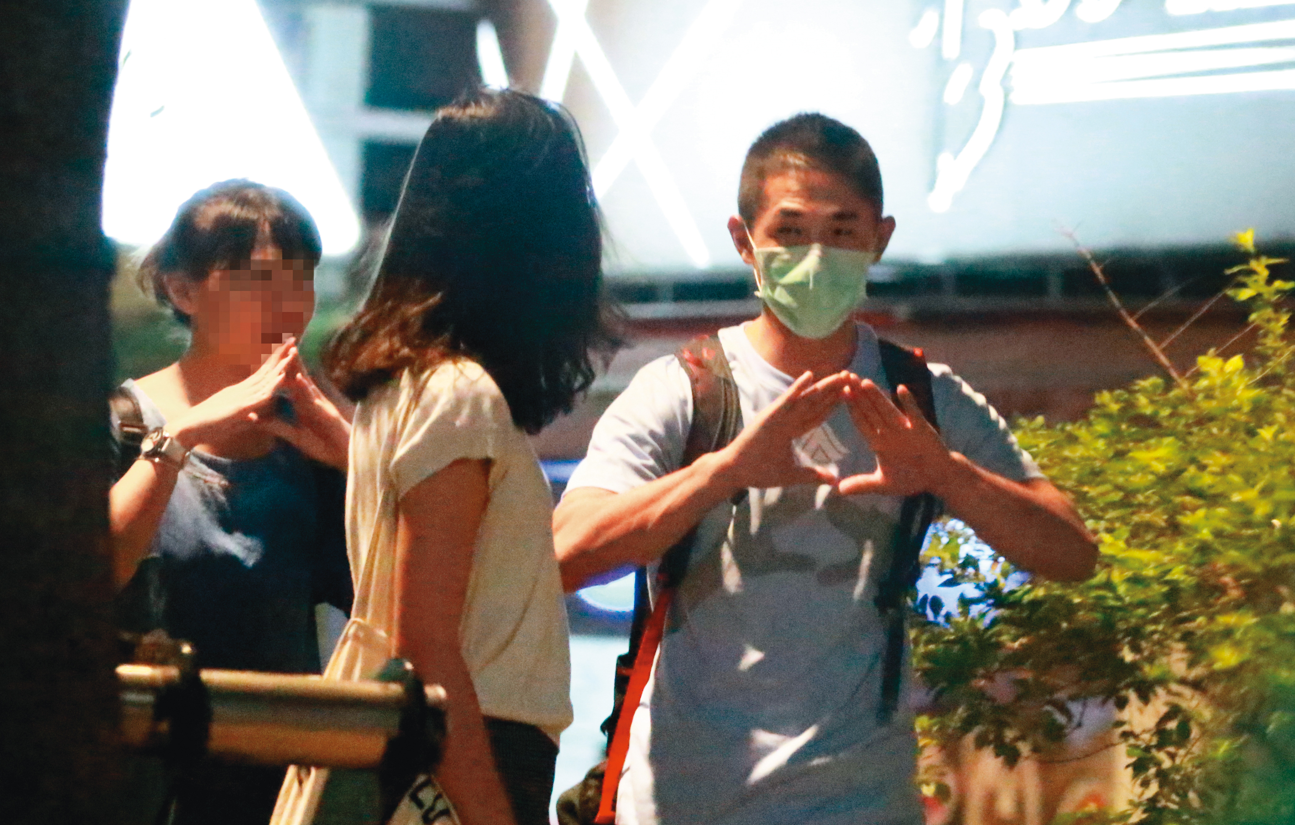 9/3  00：25  邊走邊擺出神祕手勢，吳怡農（右）感覺頗嗨，露出政治人物私底下的活潑面。