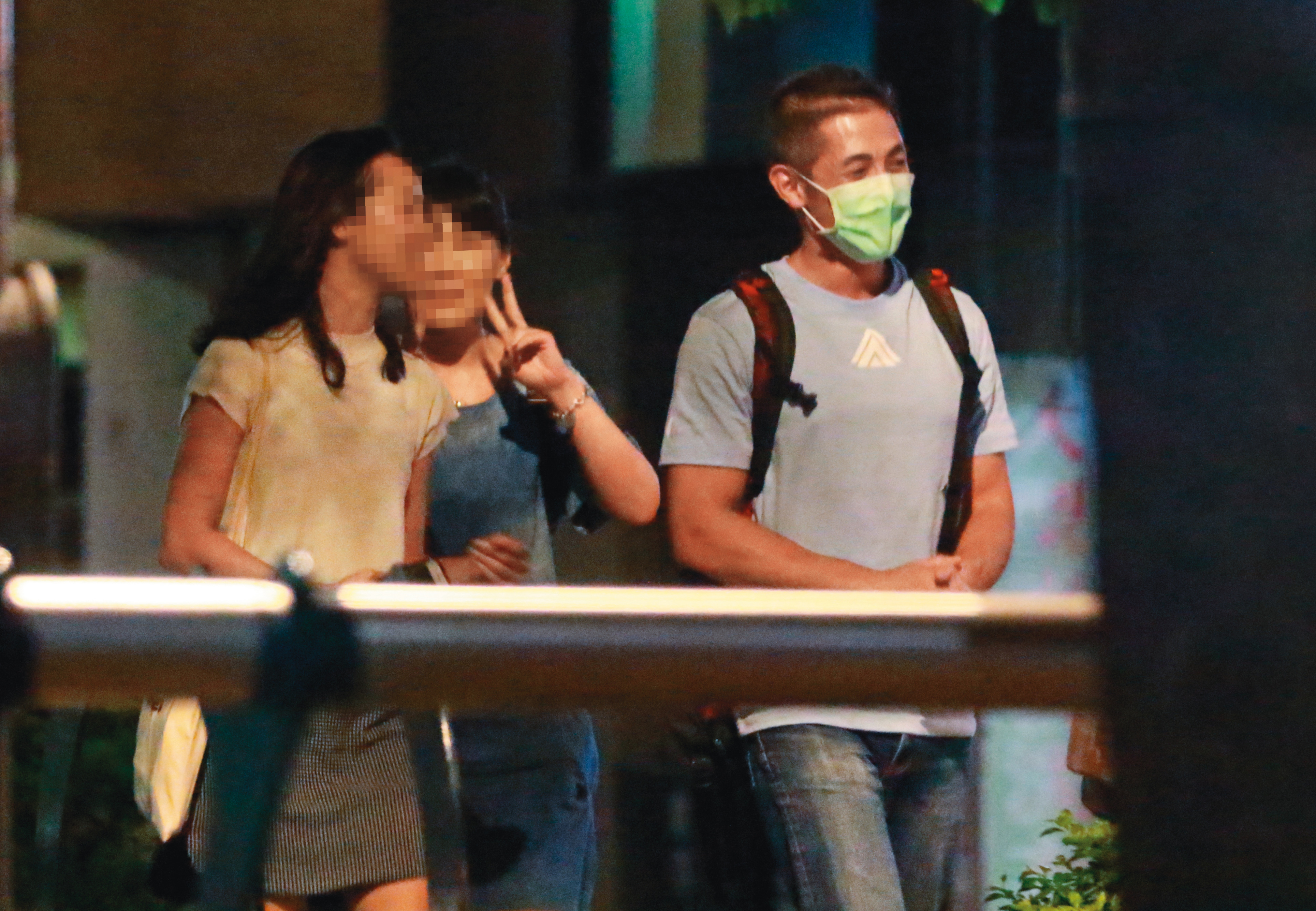 9/3  00:24  吳怡農（右）用完餐後，與女友（左）及其他男女路上漫步，看來情緒高昂。