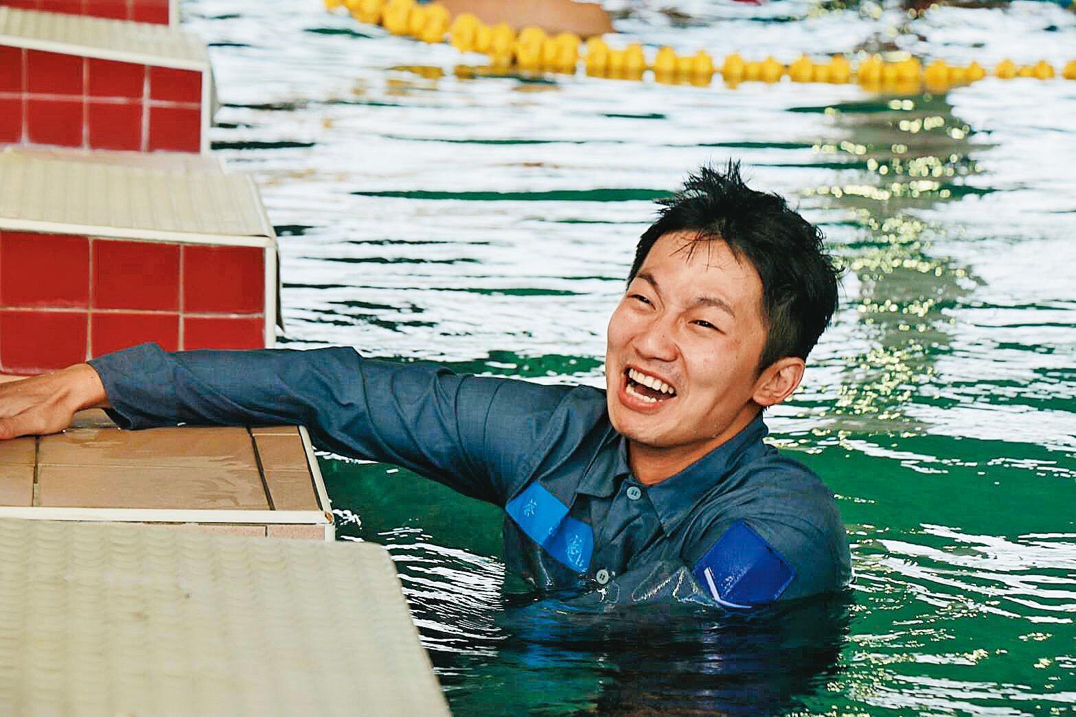 人稱「東北角海王子」的蔡昌憲,在《能戰!全民新視界》體驗各種國軍部隊紮實的訓練,也學到很多值得跟親友炫耀的知識。(三立電視提供)