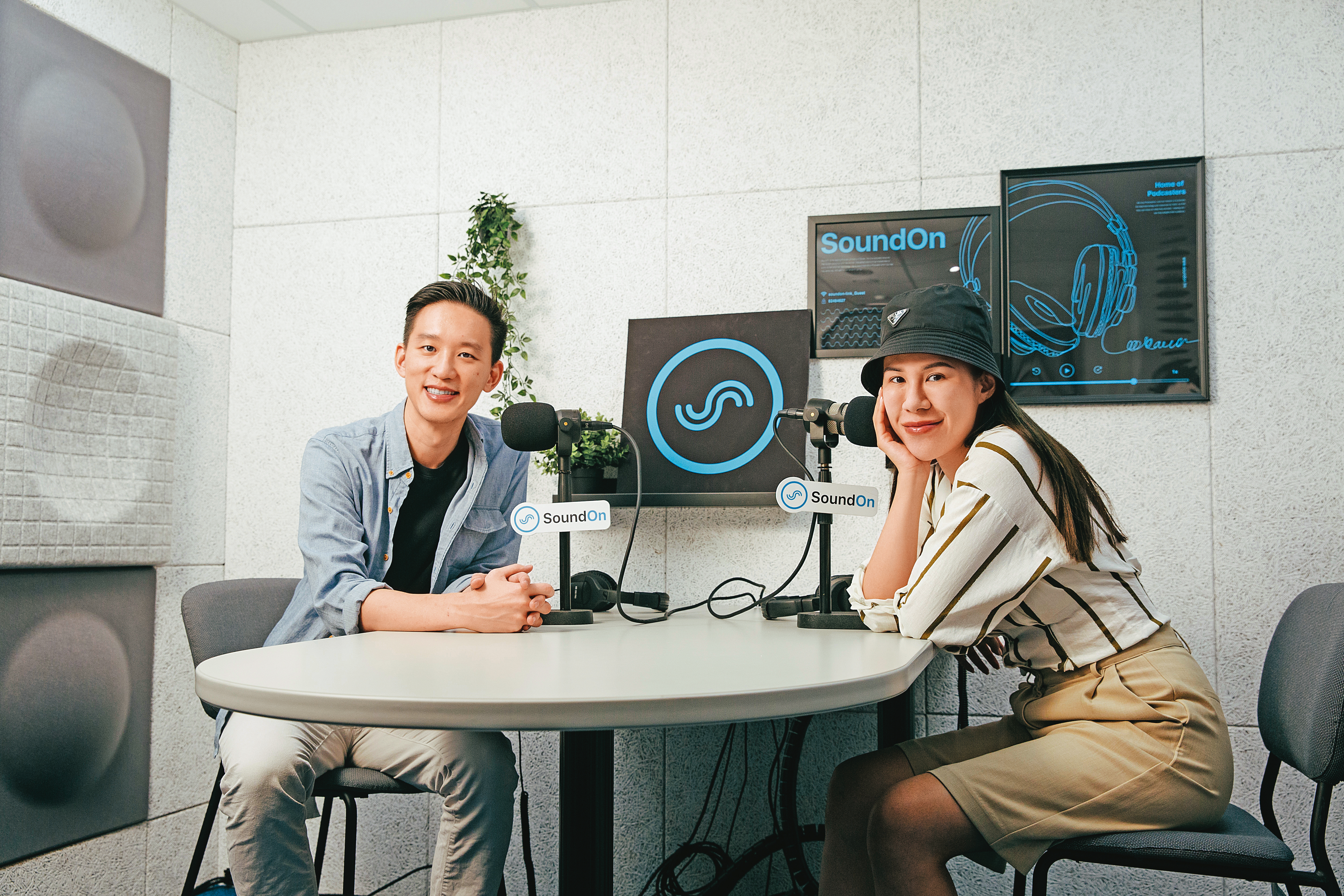 顧立楷（左）創辦本土Podcast平台SoundOn，邀請丹妮婊姐（右）等多位創作人製作節目。