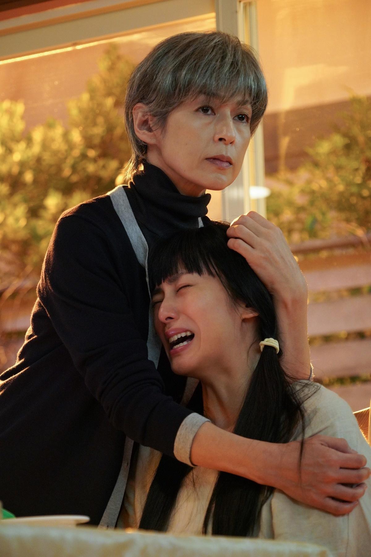 鈴木保奈美(左)飾演柴崎幸的母親,為保護女兒不擇手段。(翻攝自my navi news)