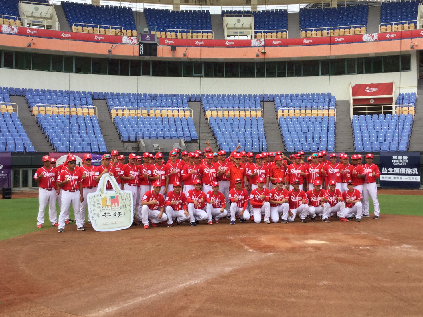 味全龍啟動秋訓也為社福團體送暖。（味全龍提供）