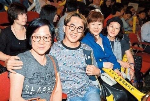 鄧兆尊與大房Carmen(右1)、二房Cherry(右2),和三房Claire(左1)多年來相處融洽。