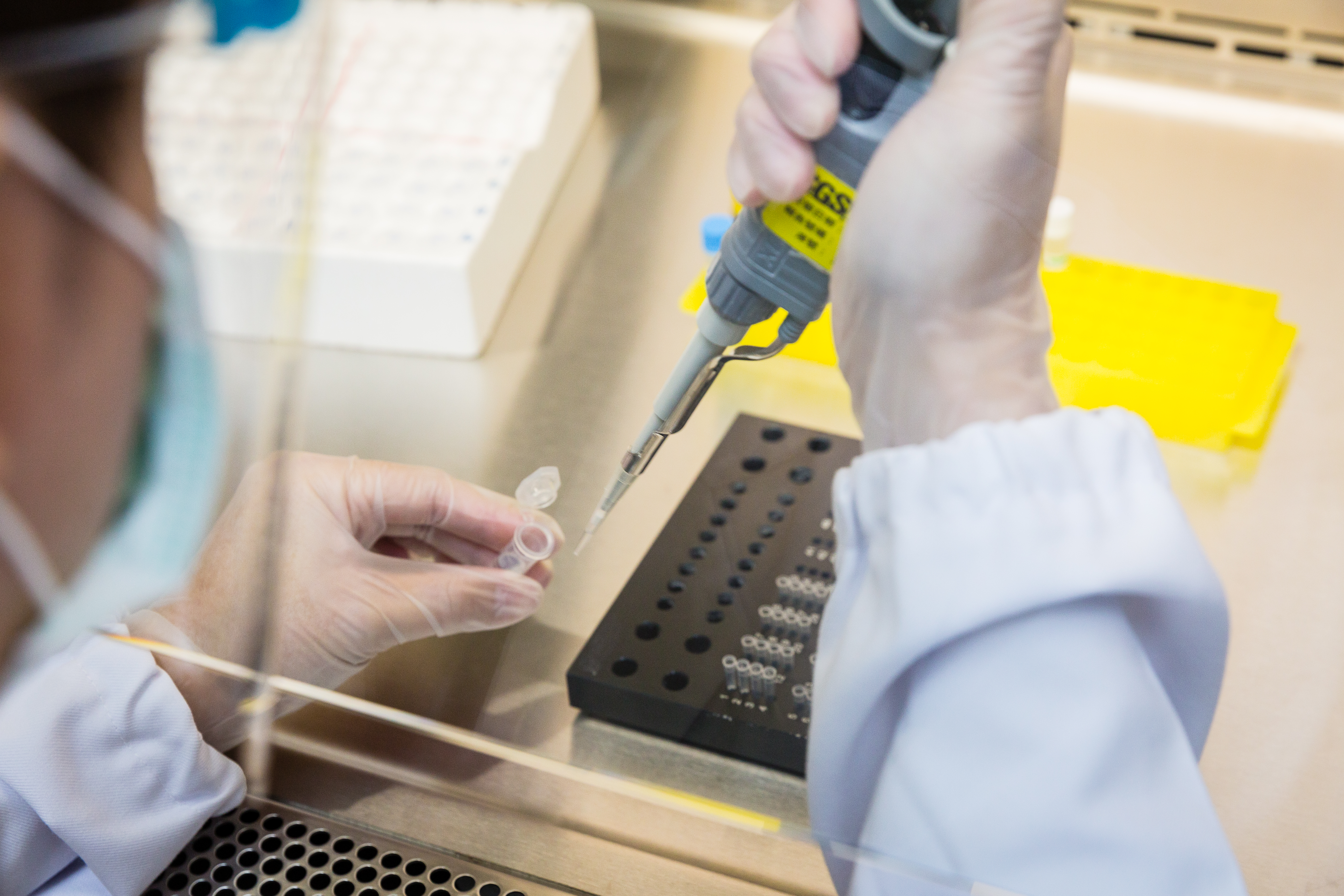 生技上櫃大潮襲來，，但專業分析師也提醒，縱使全球持續陷入武漢肺炎（新冠肺炎，COVID-19）風暴，加上秋冬流感雙重，仍應留意市場風吹草動驚擾股價震盪。