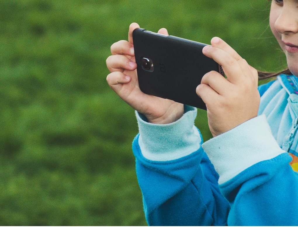 一名網友透露就讀小6的女兒偷帶手機到學校，還開網路分享給同學藉此「收錢」。（示意圖，翻攝自Pexels）