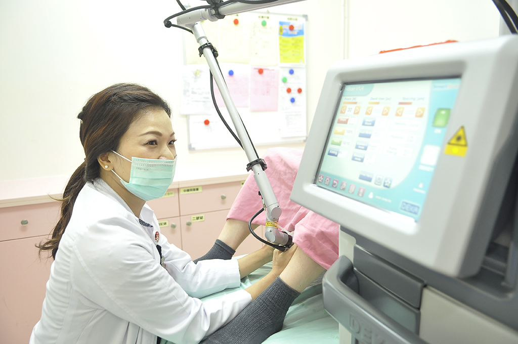 萬芳醫院婦產科主治醫師張宇琪表示，外陰苔癬化主要症狀為陰部嚴重搔癢、性交疼痛及解尿刺痛，越癢會越想抓。（萬芳醫院提供）