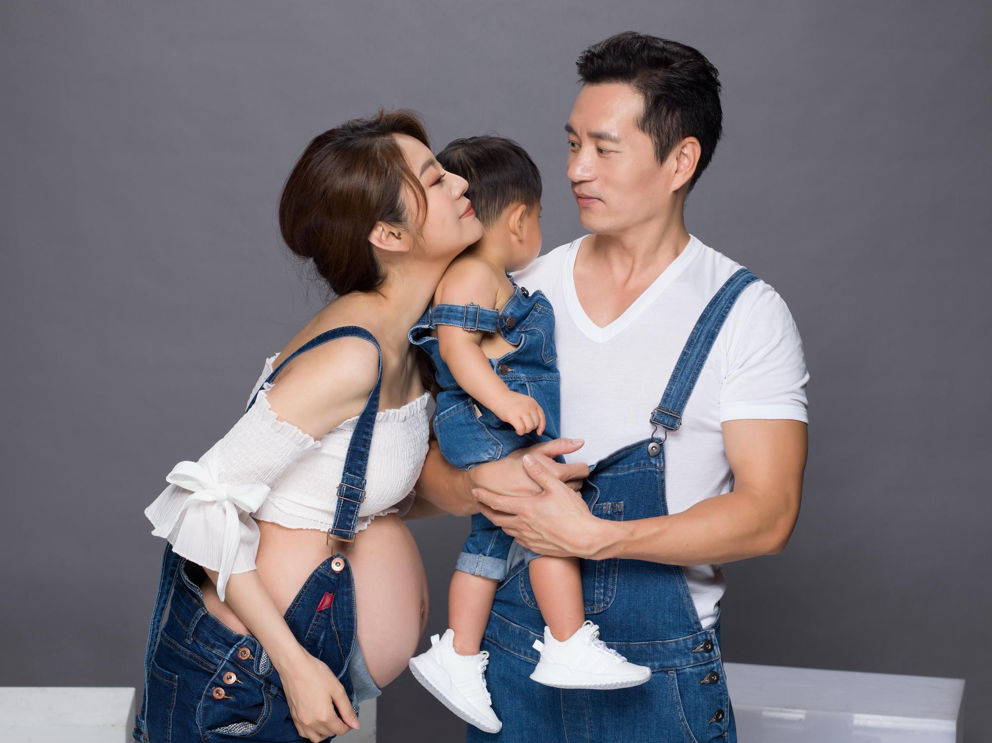 安以軒第二胎生產在即，今日公開孕婦寫真，與老公跟兒子一同入鏡。（翻攝自安以軒微博）