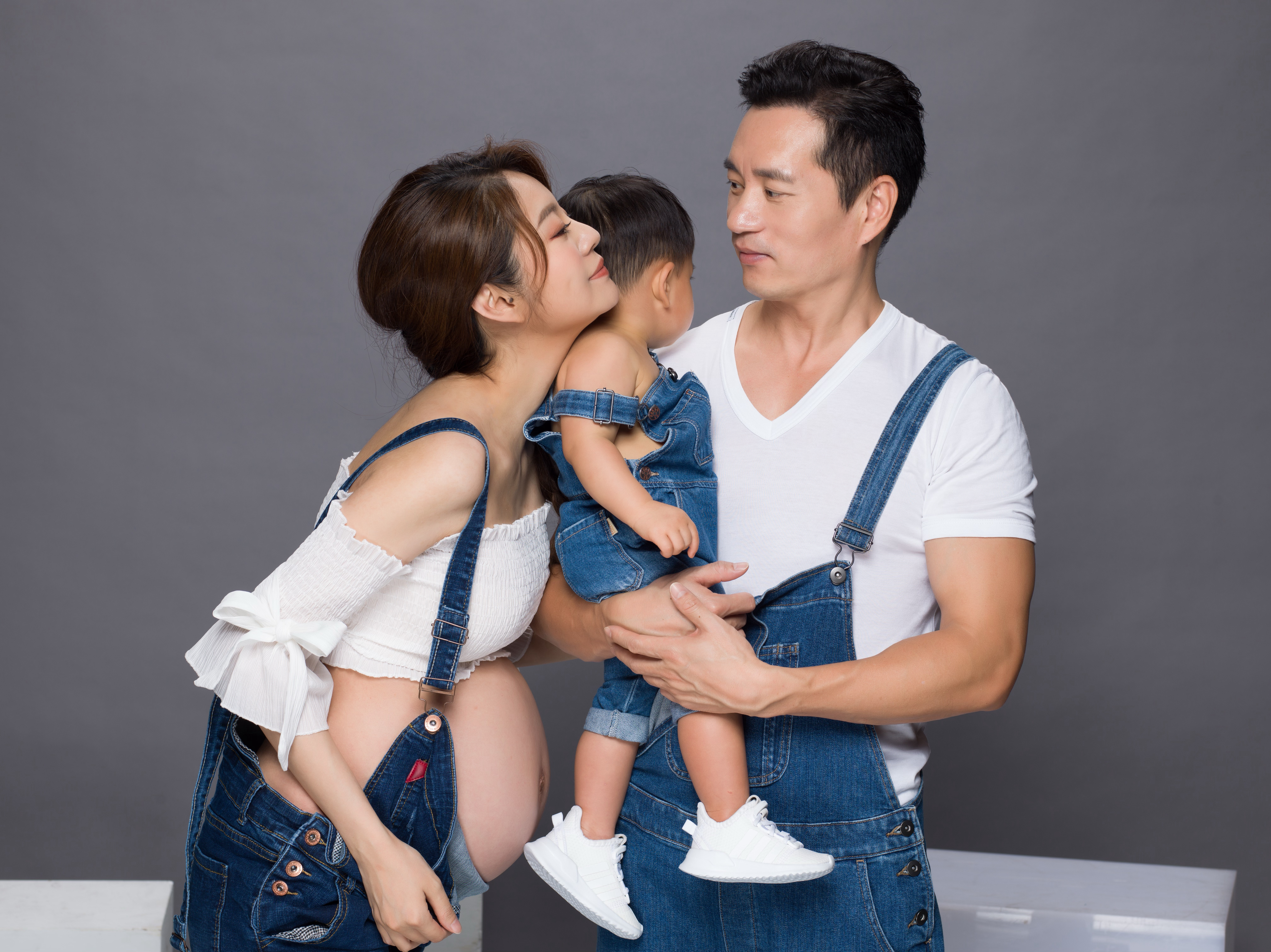 安以軒第二胎生產在即，今日公開孕婦寫真，與老公跟兒子一同入鏡。（翻攝自安以軒微博）