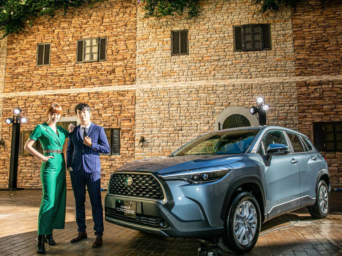 COROLLA CROSS以Urban Toughness為設計概念，車頭採用TOYOTA 新世代SUV家族的雙梯型設計語彙，以放大的進氣壩凸顯大器質感。