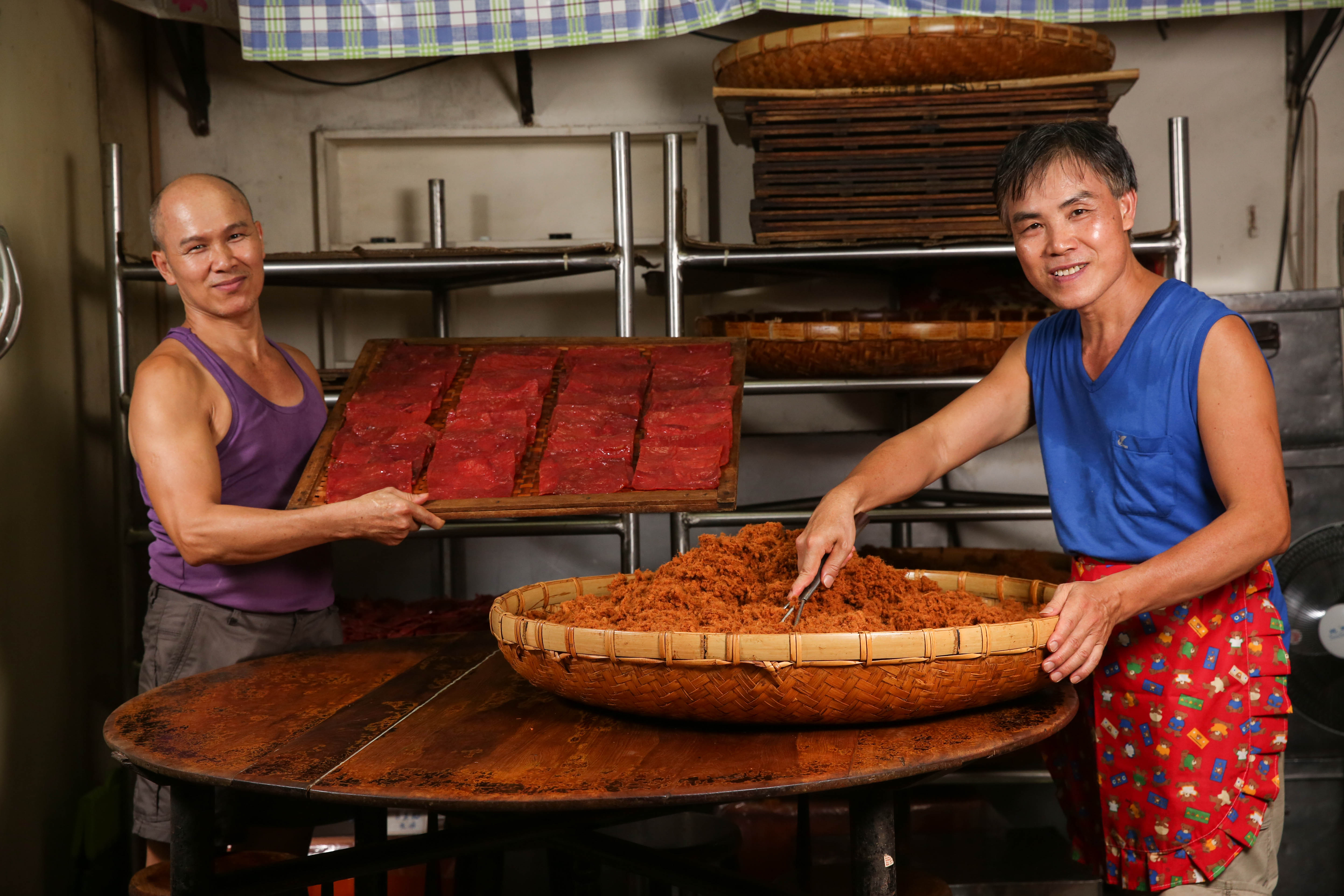 利利號是新竹老字號純手工肉酥、肉乾食品加工行，葉日棟（右）與葉日傳（左）兄弟跟姨丈習得手藝，攜手合作33年不分家。