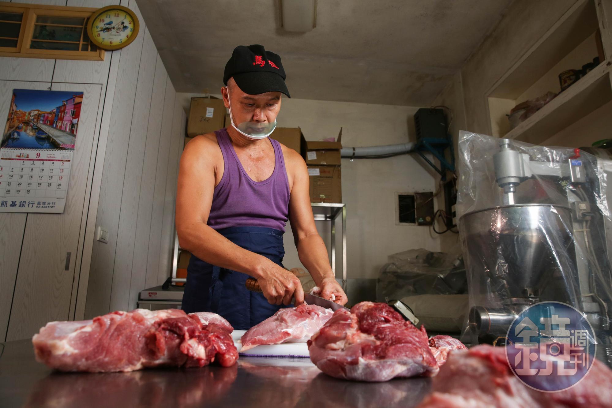 製作肉鬆必須使用現宰溫體豬肉,每天清晨葉日傳得先花快2小時分切豬肉,仔細剃除多餘筋膜與油花。