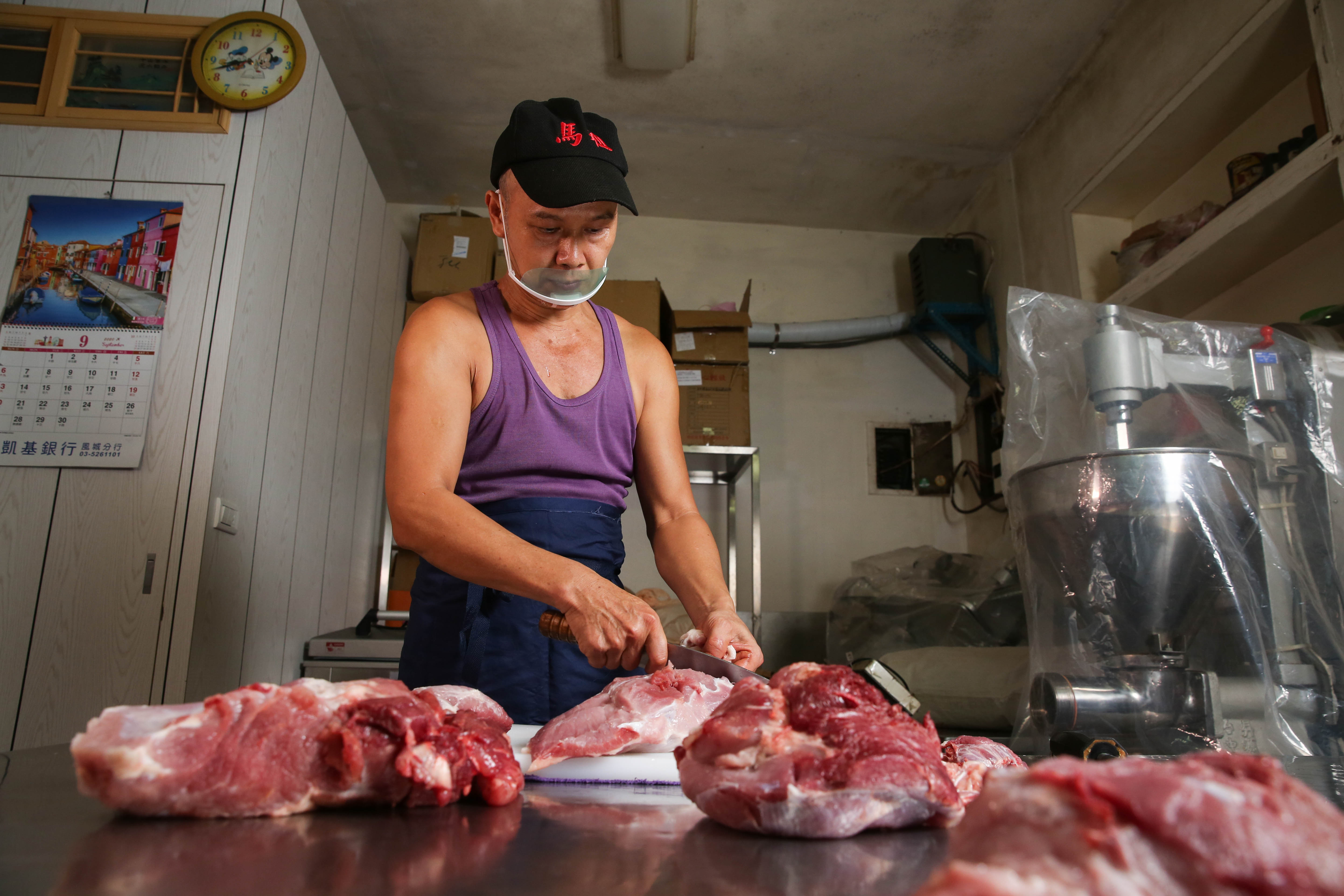 製作肉鬆必須使用現宰溫體豬肉,每天清晨葉日傳得先花快2小時分切豬肉,仔細剃除多餘筋膜與油花。