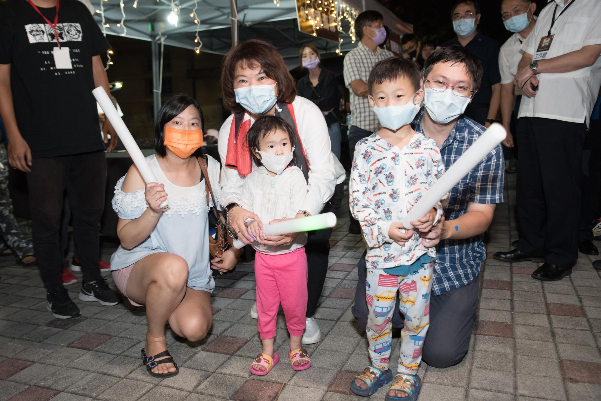 勇媽市長親臨現場與民同樂,和民眾開心合影