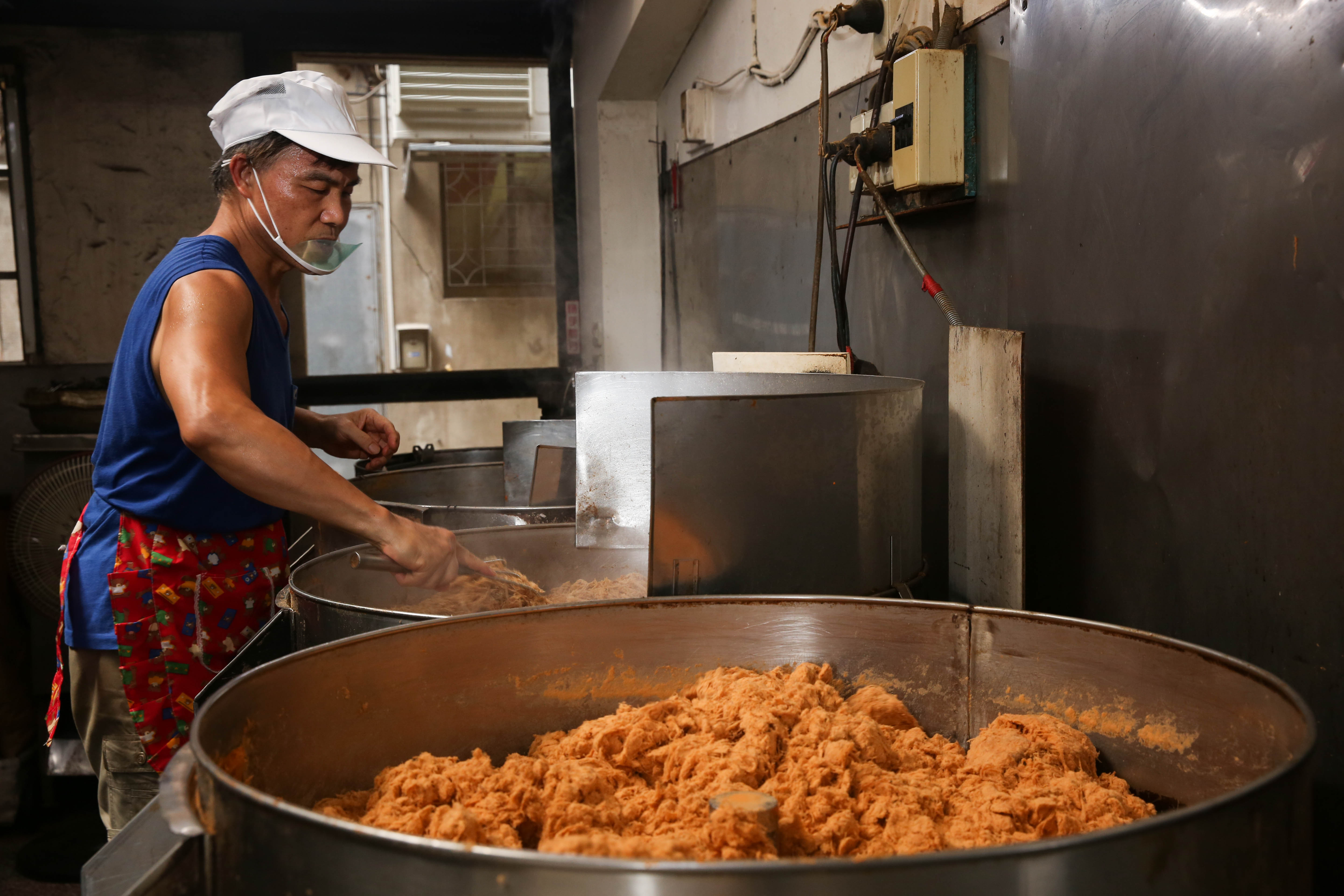 現宰溫體豬肉得在屠宰後4小時內下鍋，葉日棟守在鍋爐前持續翻攪，直到肉汁收乾。