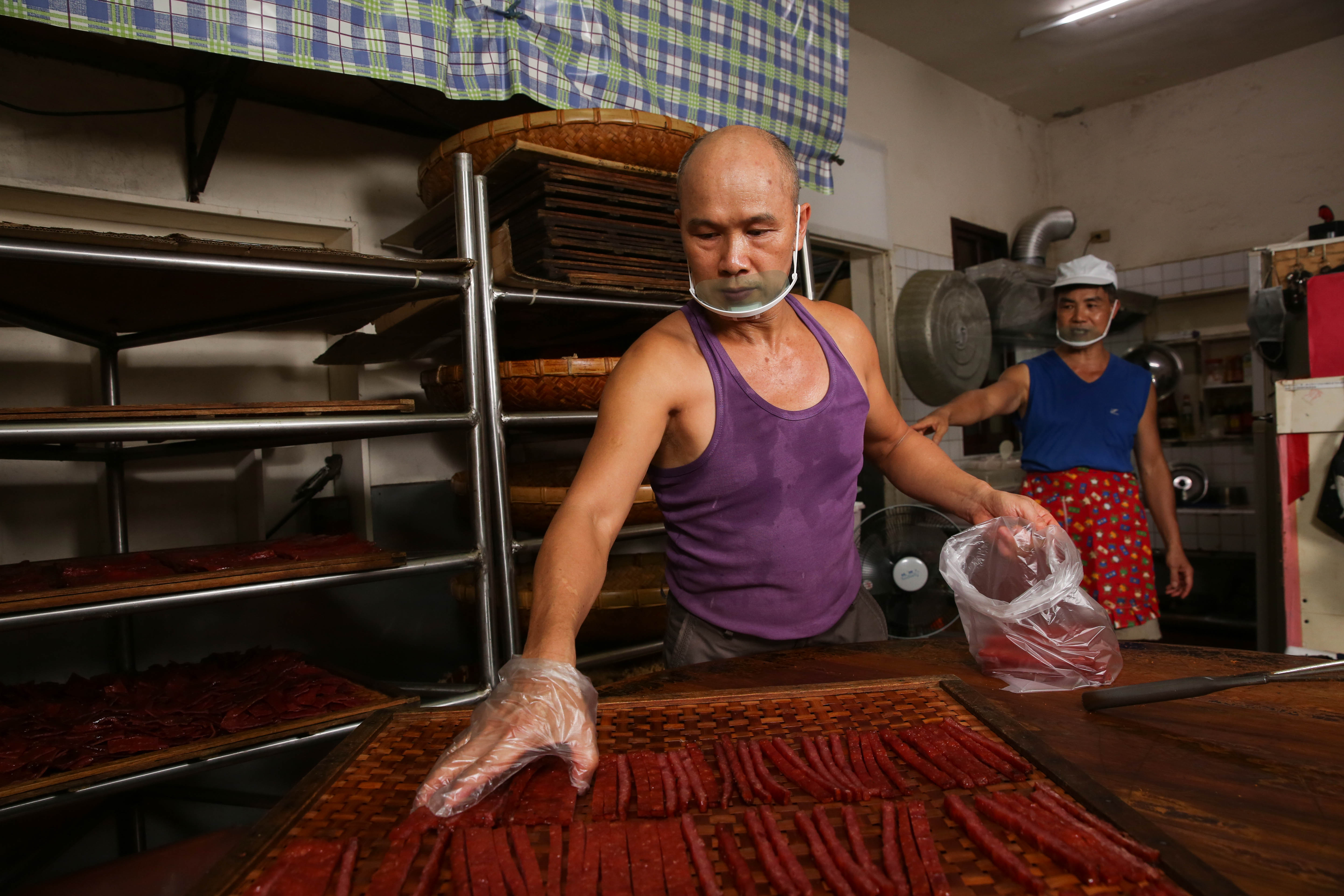 葉日傳（左）會依季節調整肉乾的鹹淡與烘烤火候，曾有大陸肉乾廠想挖角他。
