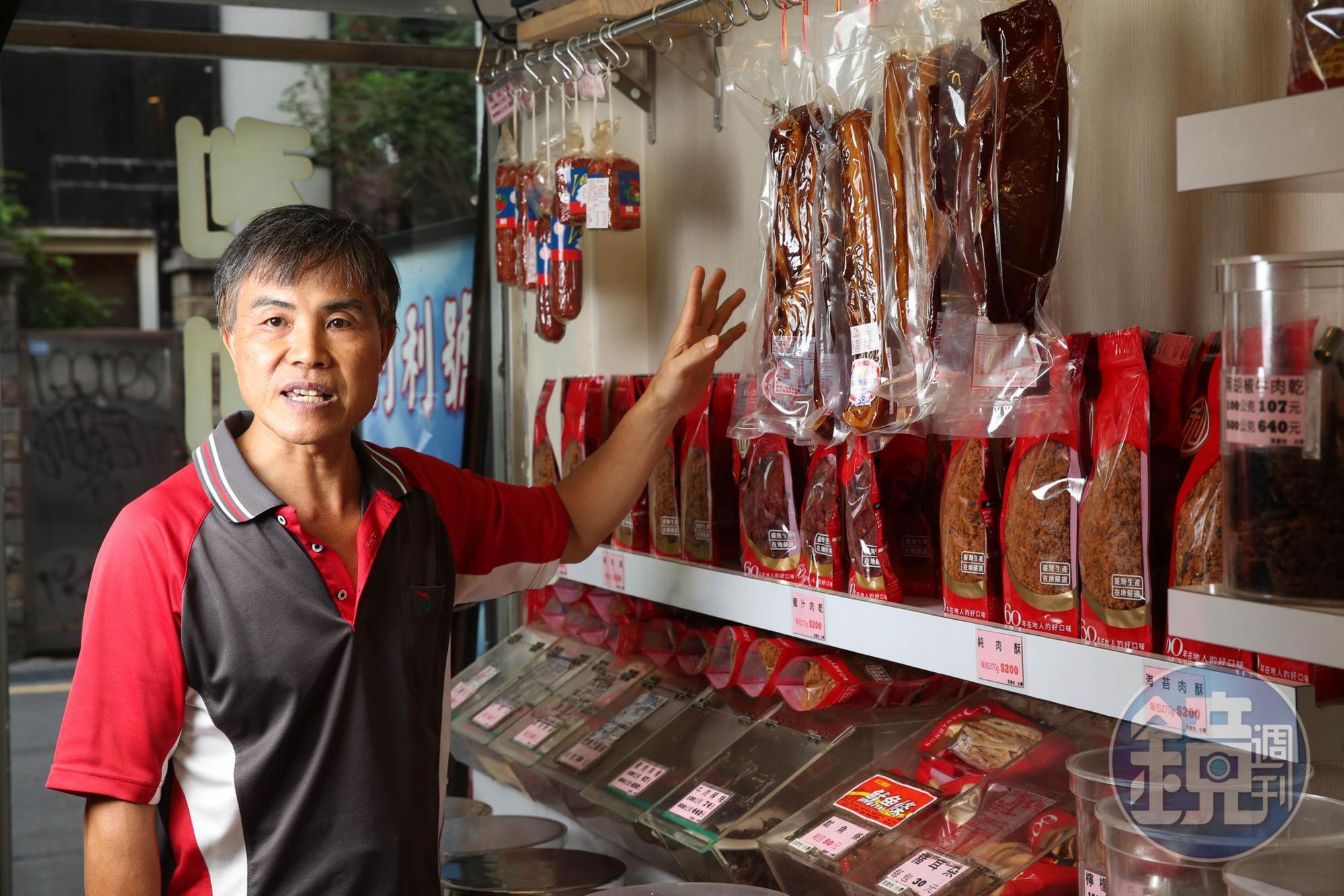葉日棟負責管理店面與送貨,他憑著多年經驗,在口蹄疫爆發期間說服弟弟加碼買肉,果然該年分紅比往年還多。