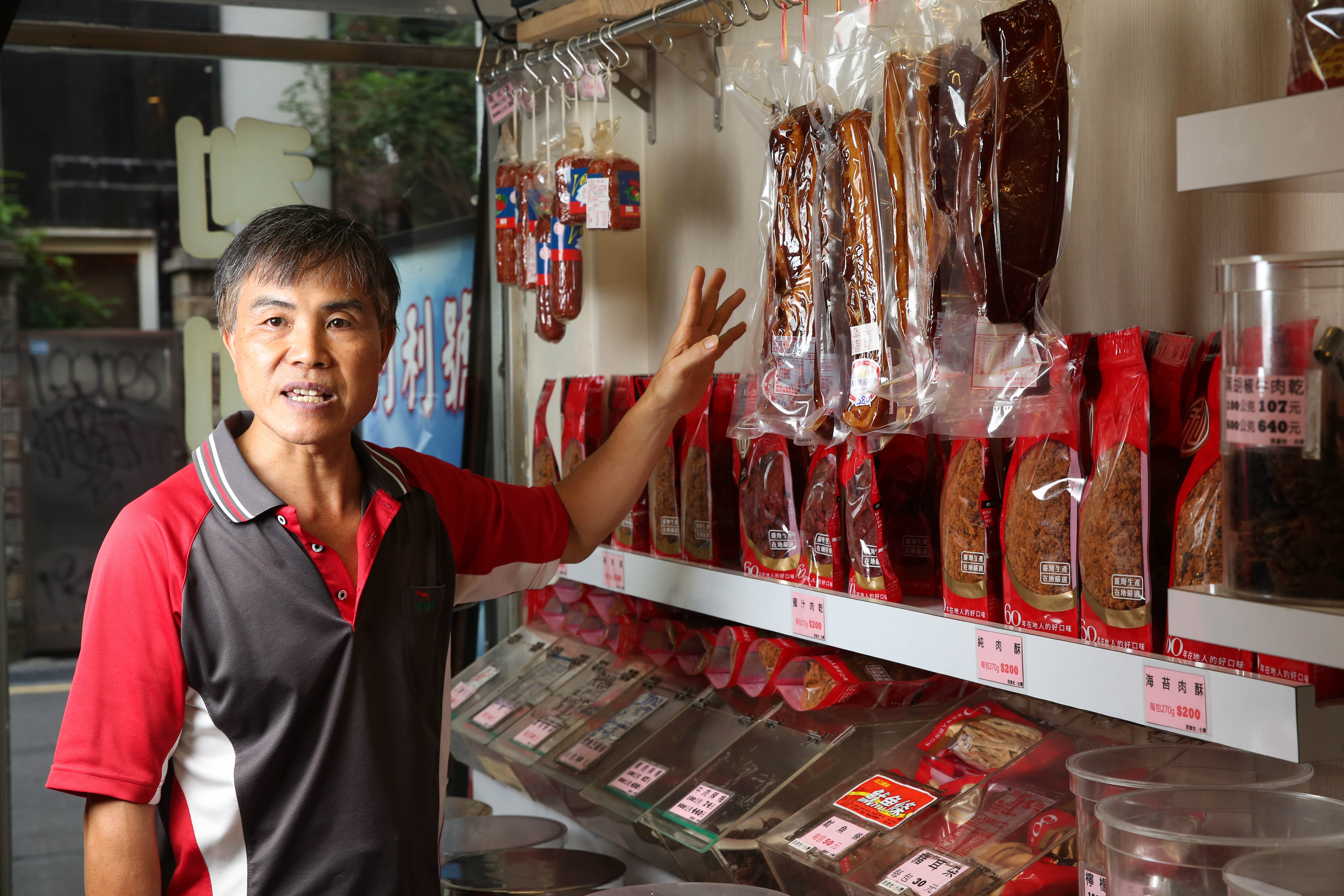 葉日棟負責管理店面與送貨,他憑著多年經驗,在口蹄疫爆發期間說服弟弟加碼買肉,果然該年分紅比往年還多。