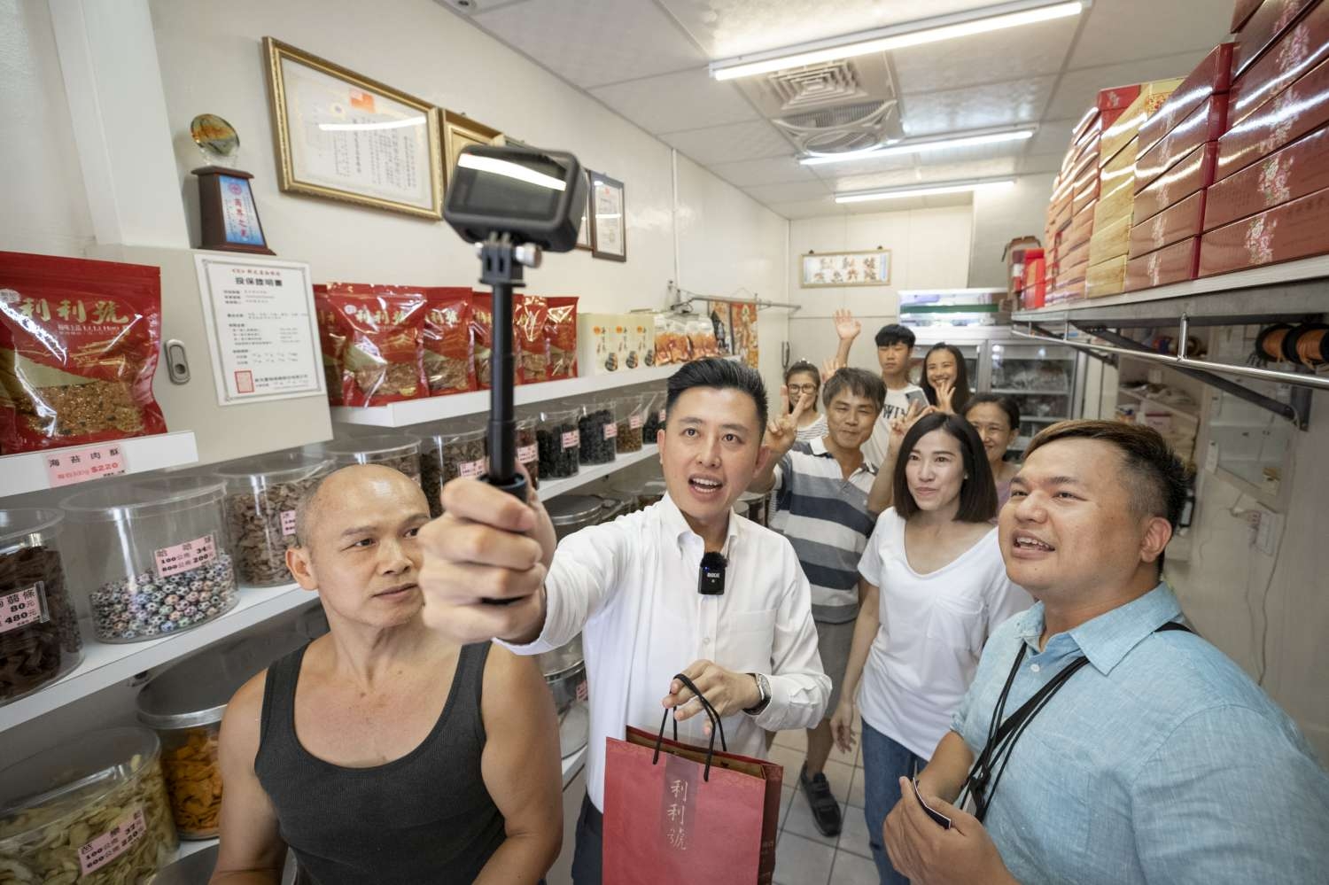 利利號是新竹市有59年歷史的純手工肉酥、肉乾食品加工行,也是新竹市長林智堅(左2)的口袋美食。(新竹市政府提供)