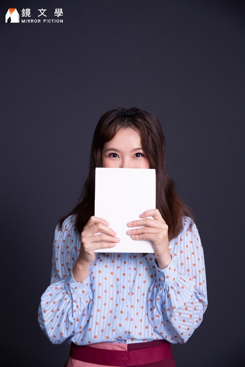 午盞過往多寫校園青春之作,這回寫誤入神界的女子,最終發現神明始終溫柔的在她身邊,「或許我們生命中的貴人就是神的化身」。(圖/鏡文學提供)