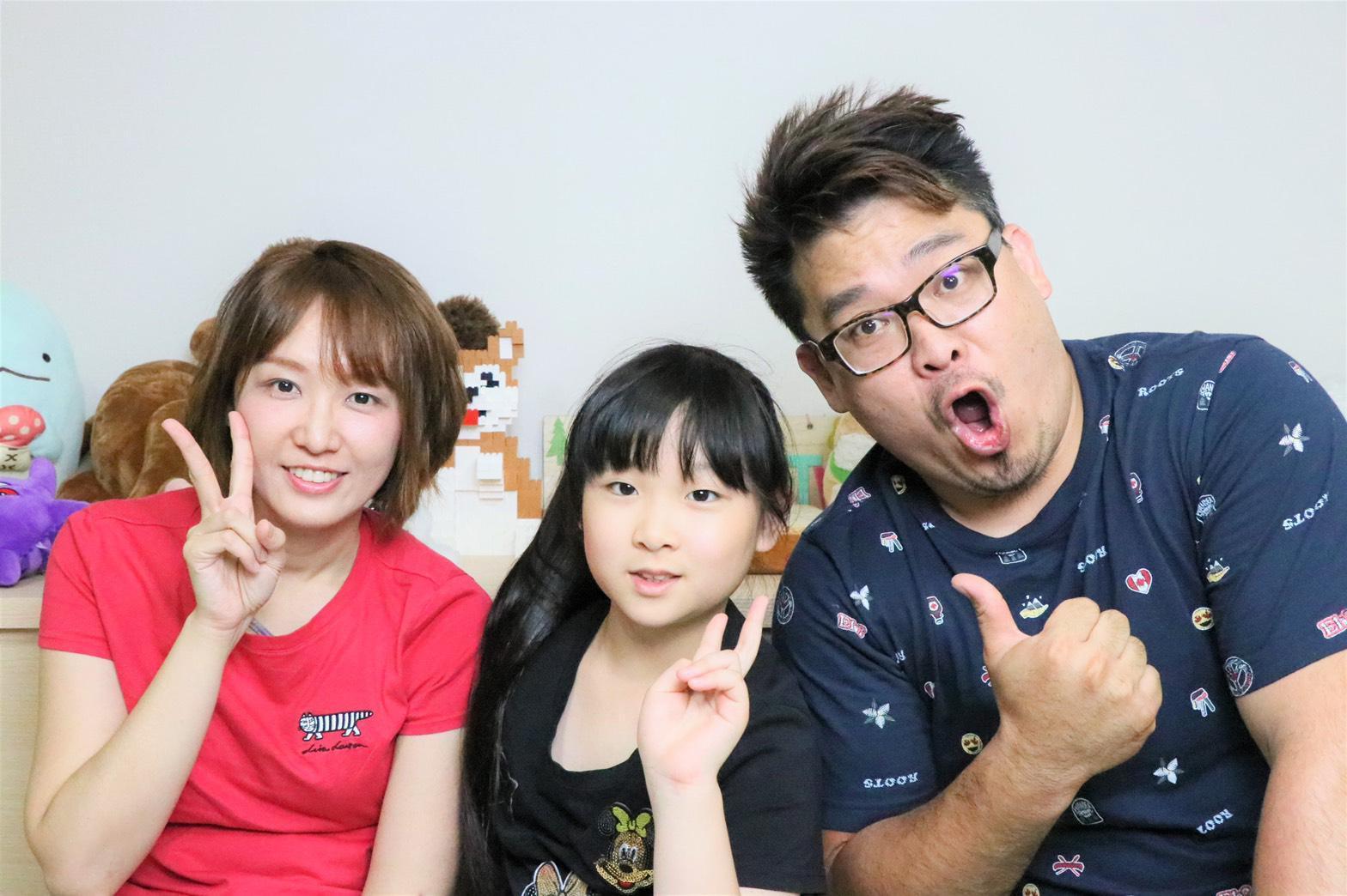妞妞和父母一起經營的「妞妞TV」頗受小朋友及家長喜愛,擁有近90萬訂閱數。(妞爸提供)