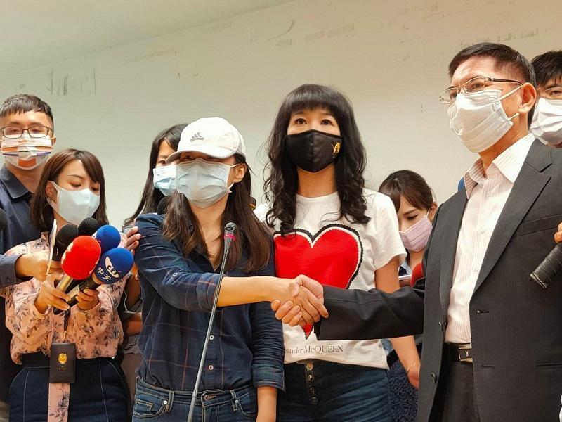 康軒文教集團「吹哨者」風波今（12日）在新北市勞工局進行調解，雙方經過2個小時的調解「達成和解」，在鏡頭前握手言和。（翻攝自新北勞動雲網站）
