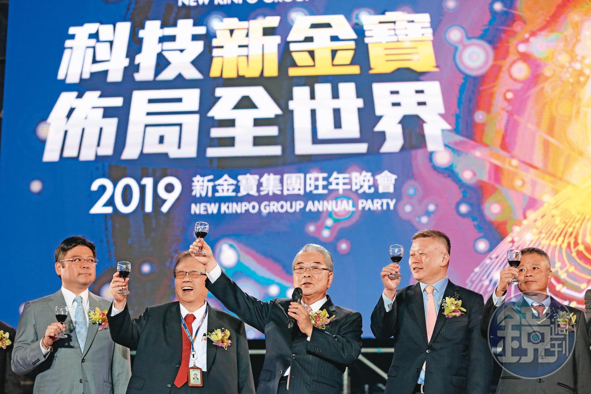 許介立的接班路崎嶇,之前金寶尾牙活動上,他站在舞台邊陲位置。