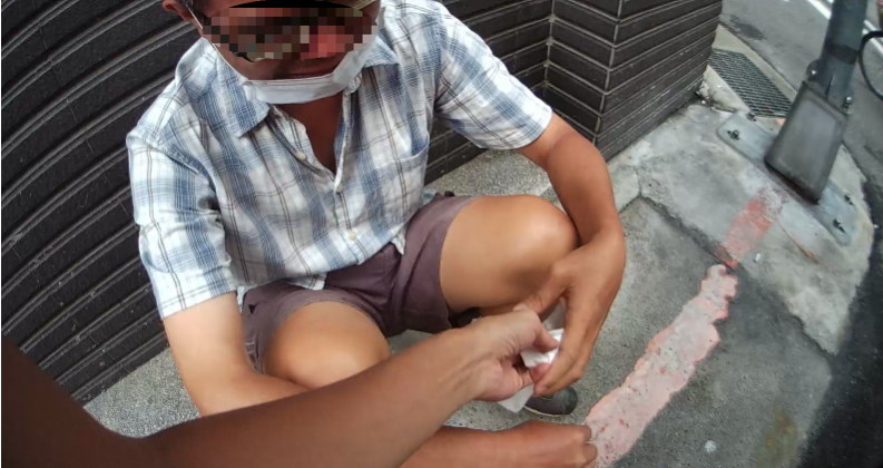 北市大同分局員警前往關切一名可疑人士，沒想到結局竟是精障的男子百里尋友，當場感動落淚。（大同分局提供）