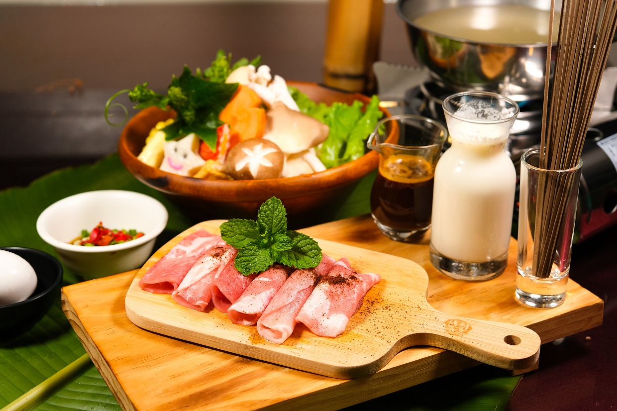 吃法獨特的「拿鐵鍋」，讓客人自由加入咖啡、牛奶，最後變成的拿鐵鍋，一點也沒違和感。（420元／份）