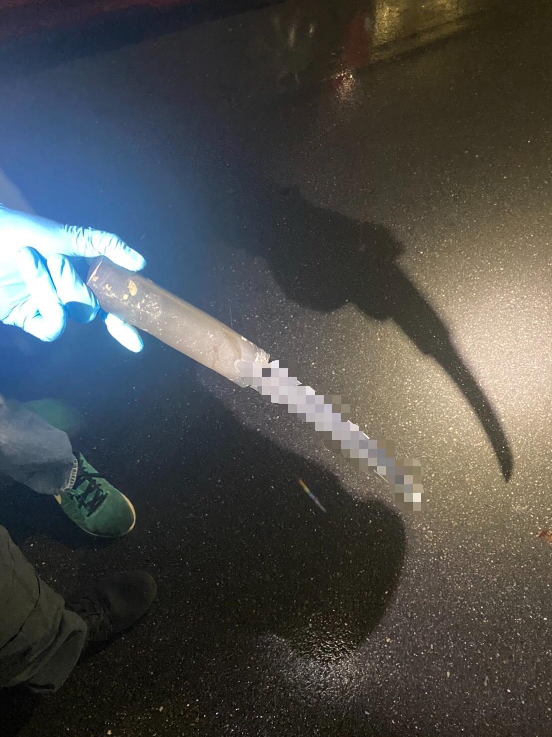 警方起出砍人用的尖刀。(萬華分局提供)