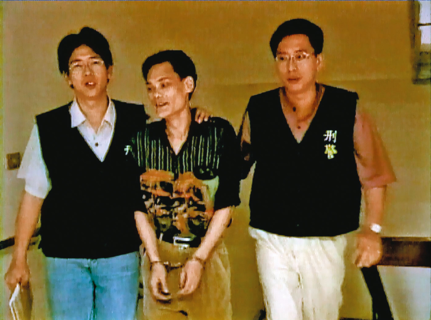 黃金生(中)早年曾因涉及毒品、槍砲等案件,多次遭警方逮捕。(東森新聞提供)
