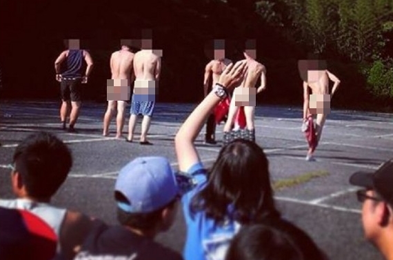 景文科大2016年迎新活動，多名學生遭逼脫褲玩遊戲，事後引發軒然大波。（翻攝自PTT）