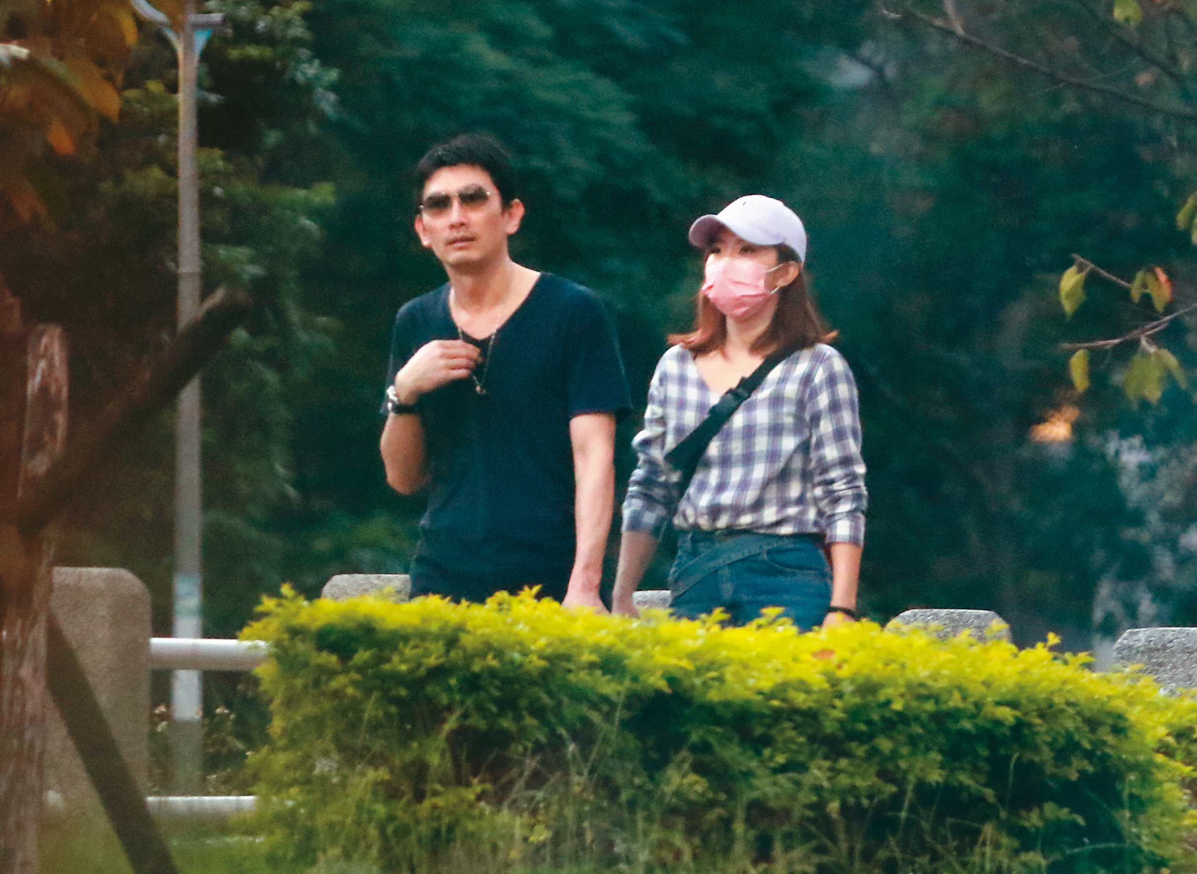 10月4日17：42，謝忻和奧迪男走到河濱公園，眼見人潮稀少，不禁越貼越近。