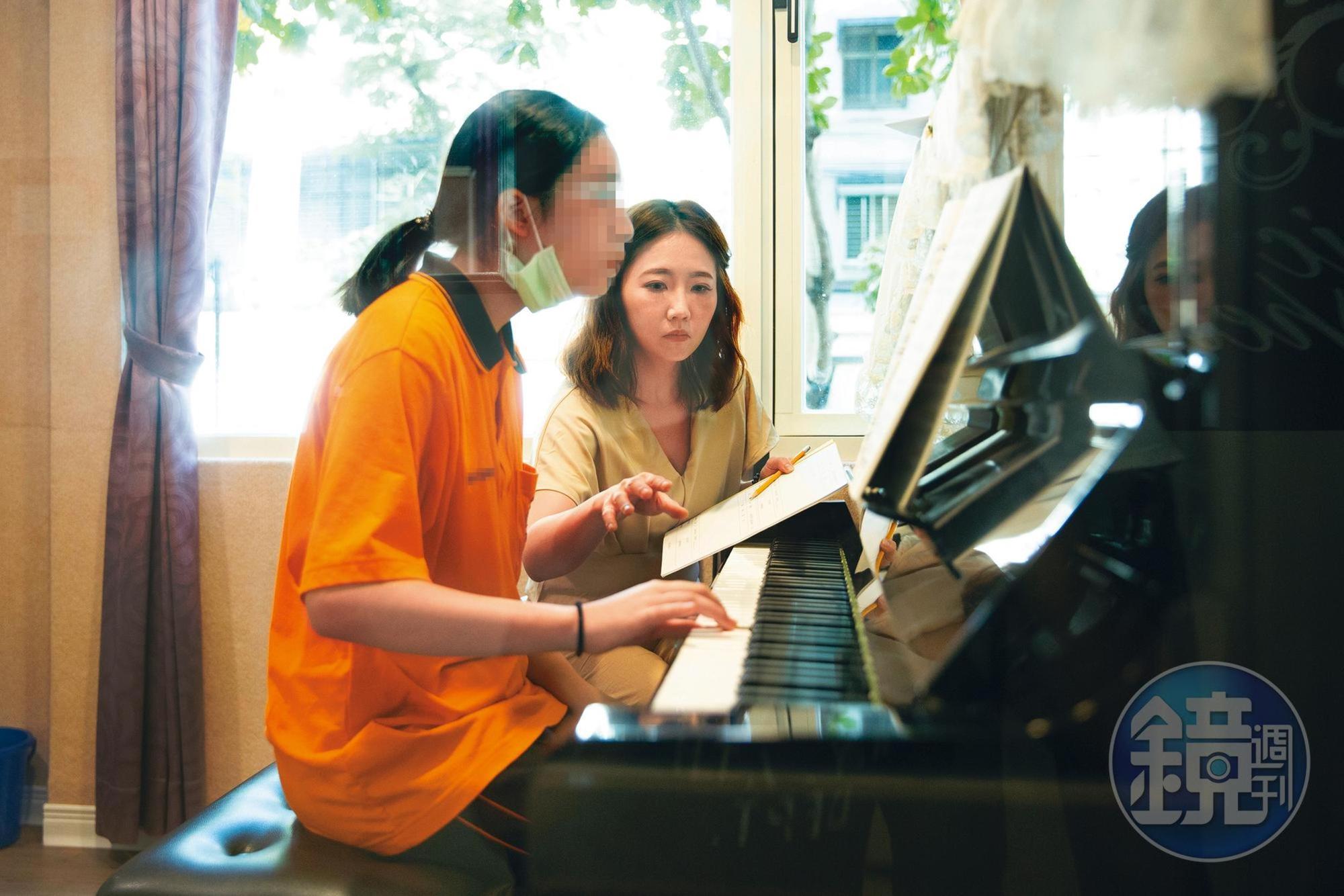 謝忻回到校園當音樂老師,但並未放棄演藝夢。