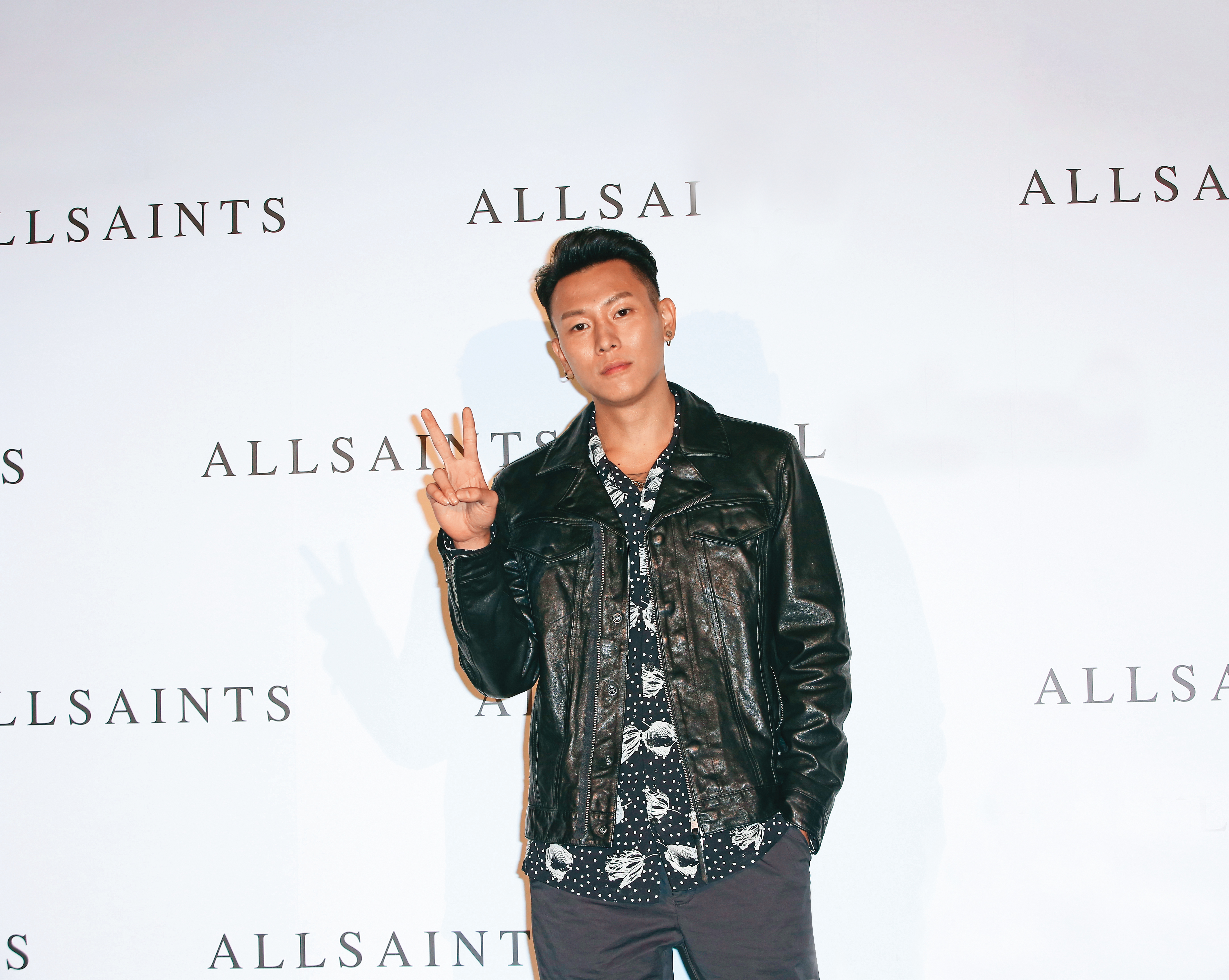 瘦子被譽為「行走的賀爾蒙」，標誌花襯衫與皮衣引發潮流。