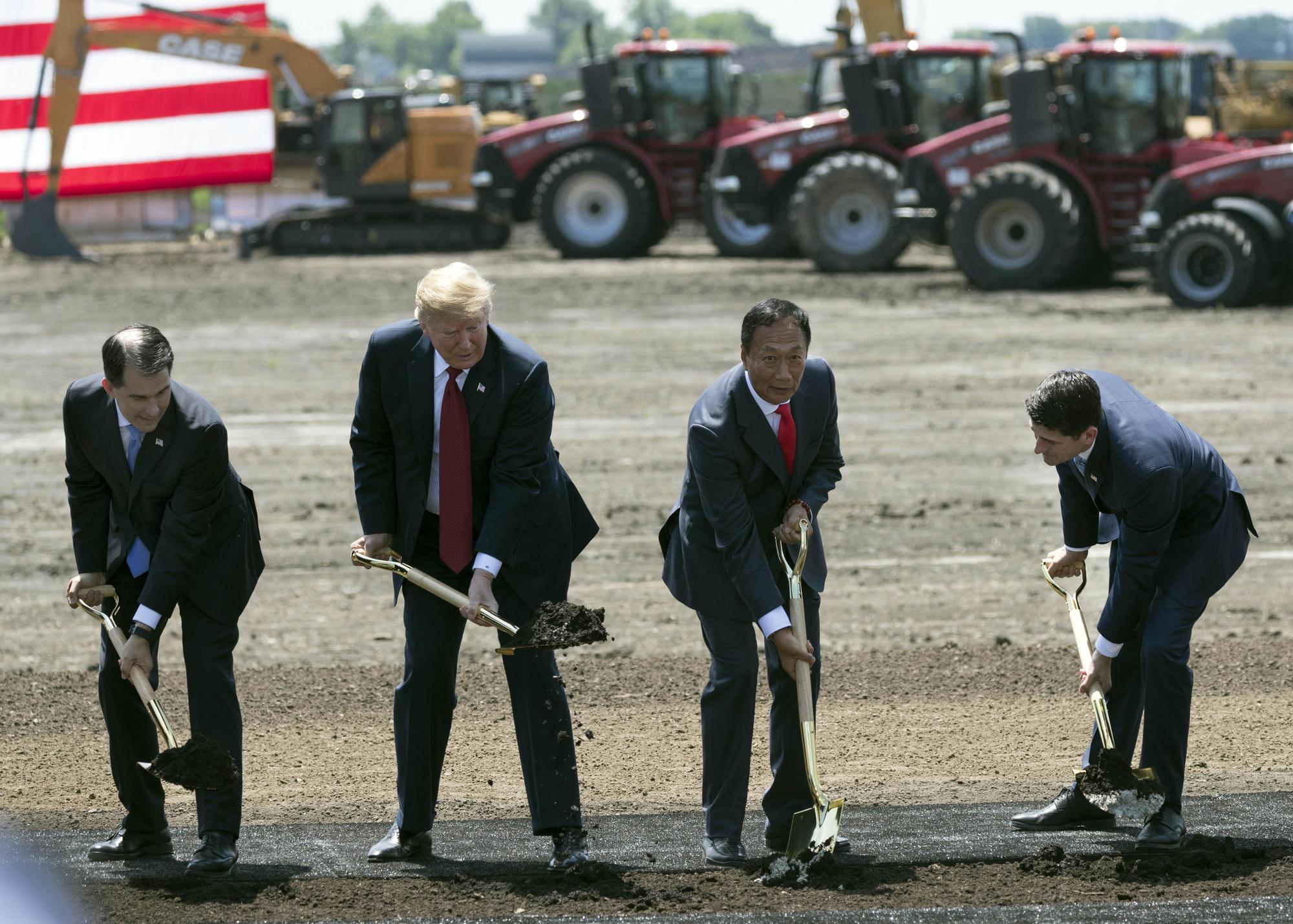 郭台銘與川普2018年時共同出席動土儀式,川普還大讚這座擬建工廠為「世界第八大奇跡」。(東方IC)