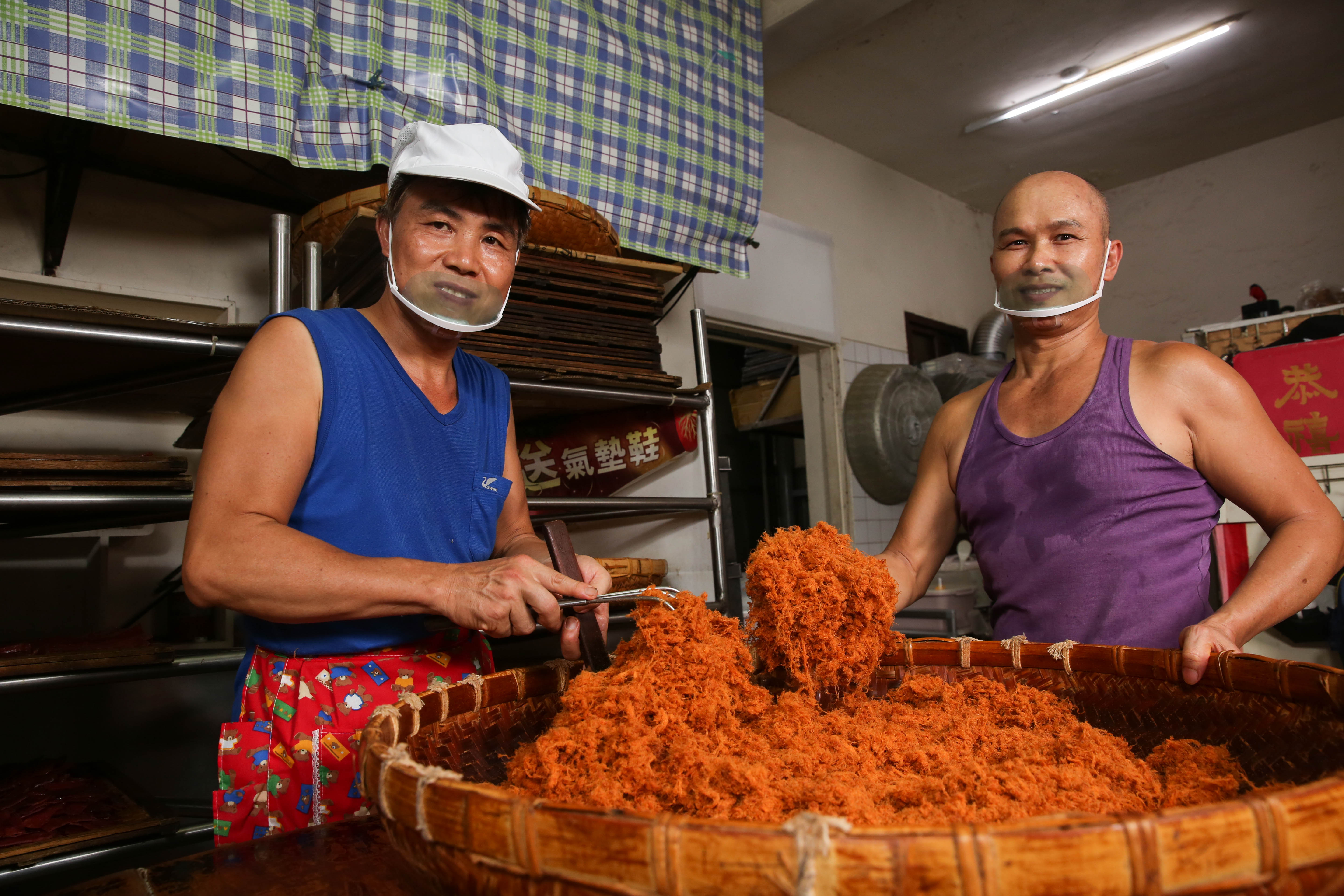 利利號是新竹老字號純手工肉酥、肉乾食品加工行，葉日棟（左）與葉日傳（右）兄弟跟姨丈習得手藝，攜手合作33年不分家。