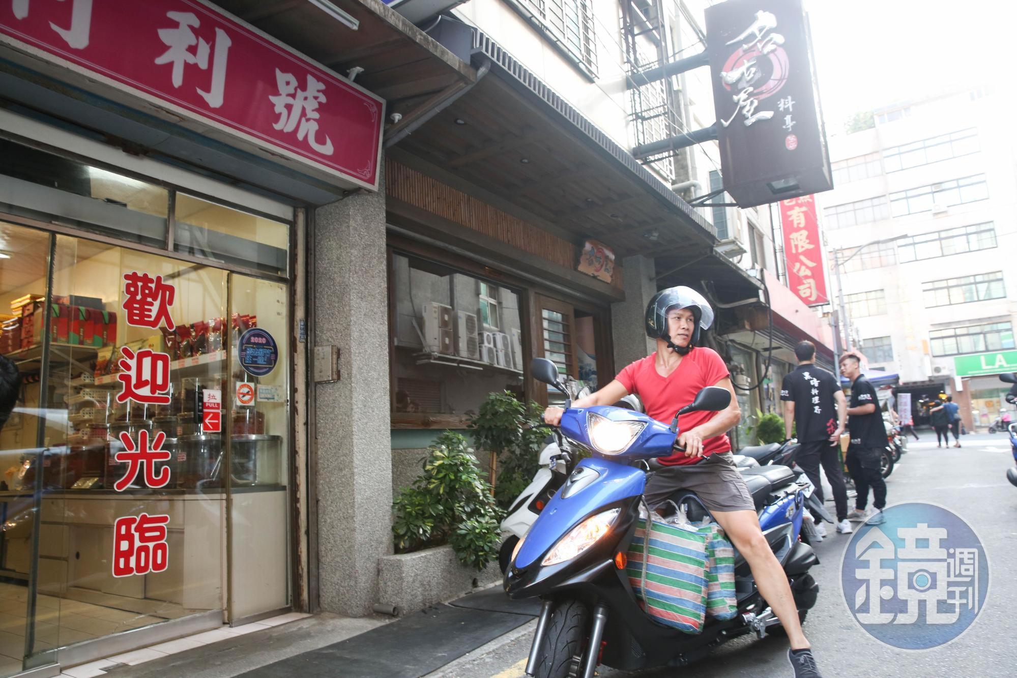 見大哥在門市忙到一時走不開,葉日傳二話不說騎著摩托車就出門送貨。