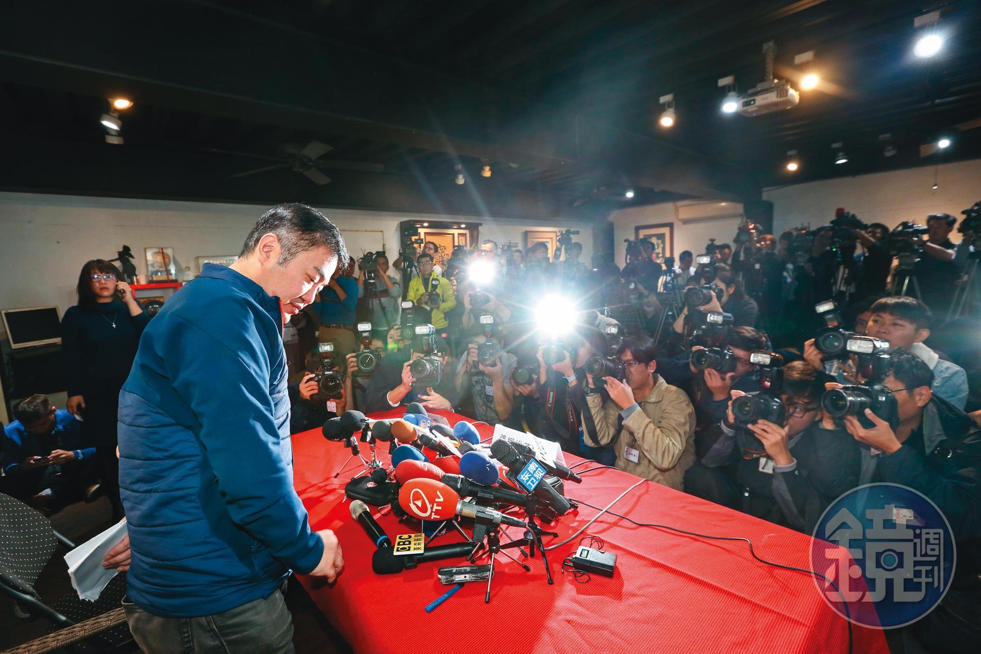 張綱維因為遠航掏空案,遭到檢方起訴;先前他面對記者提問時,表情黯然。