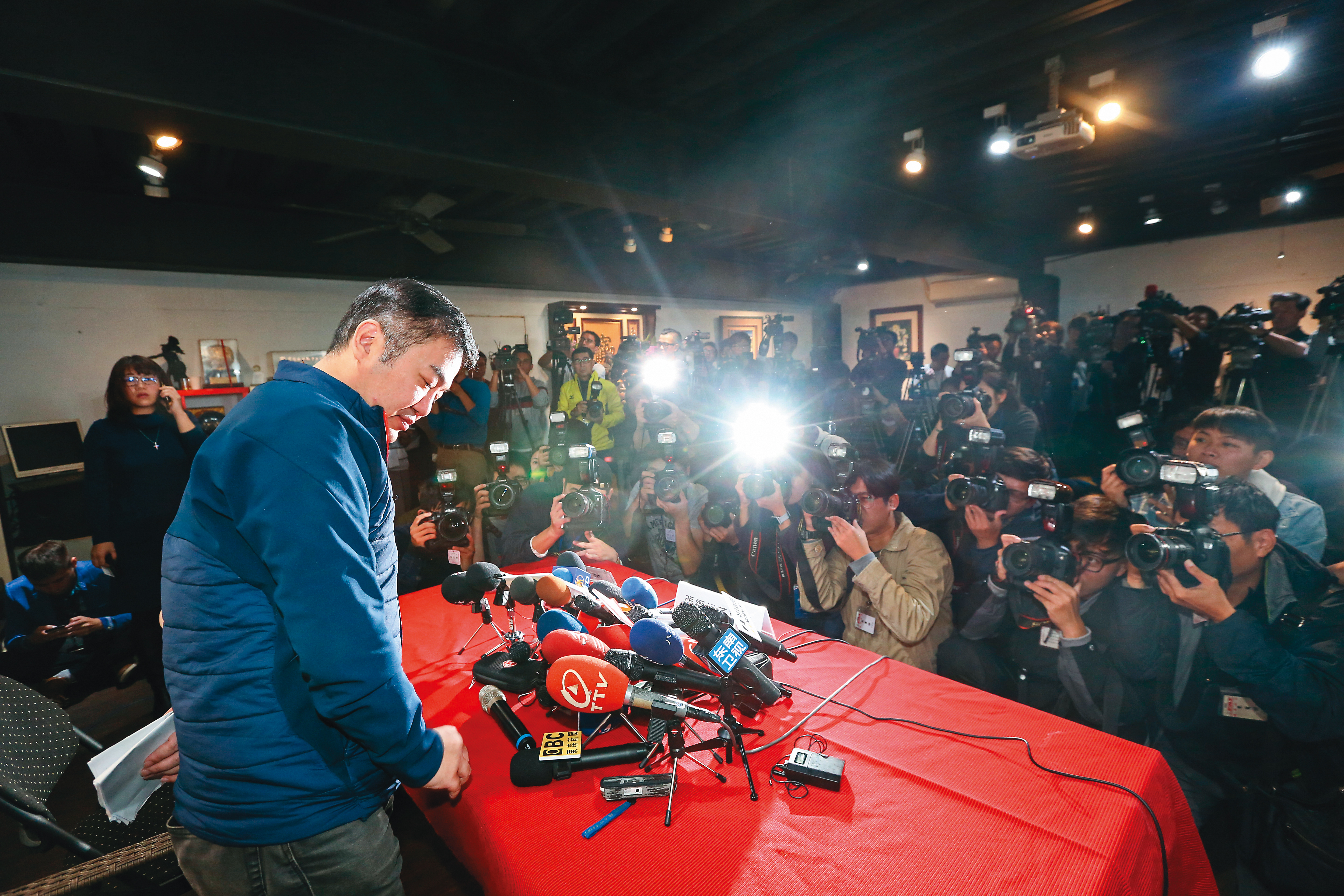 張綱維因為遠航掏空案，遭到檢方起訴；先前他面對記者提問時，表情黯然。