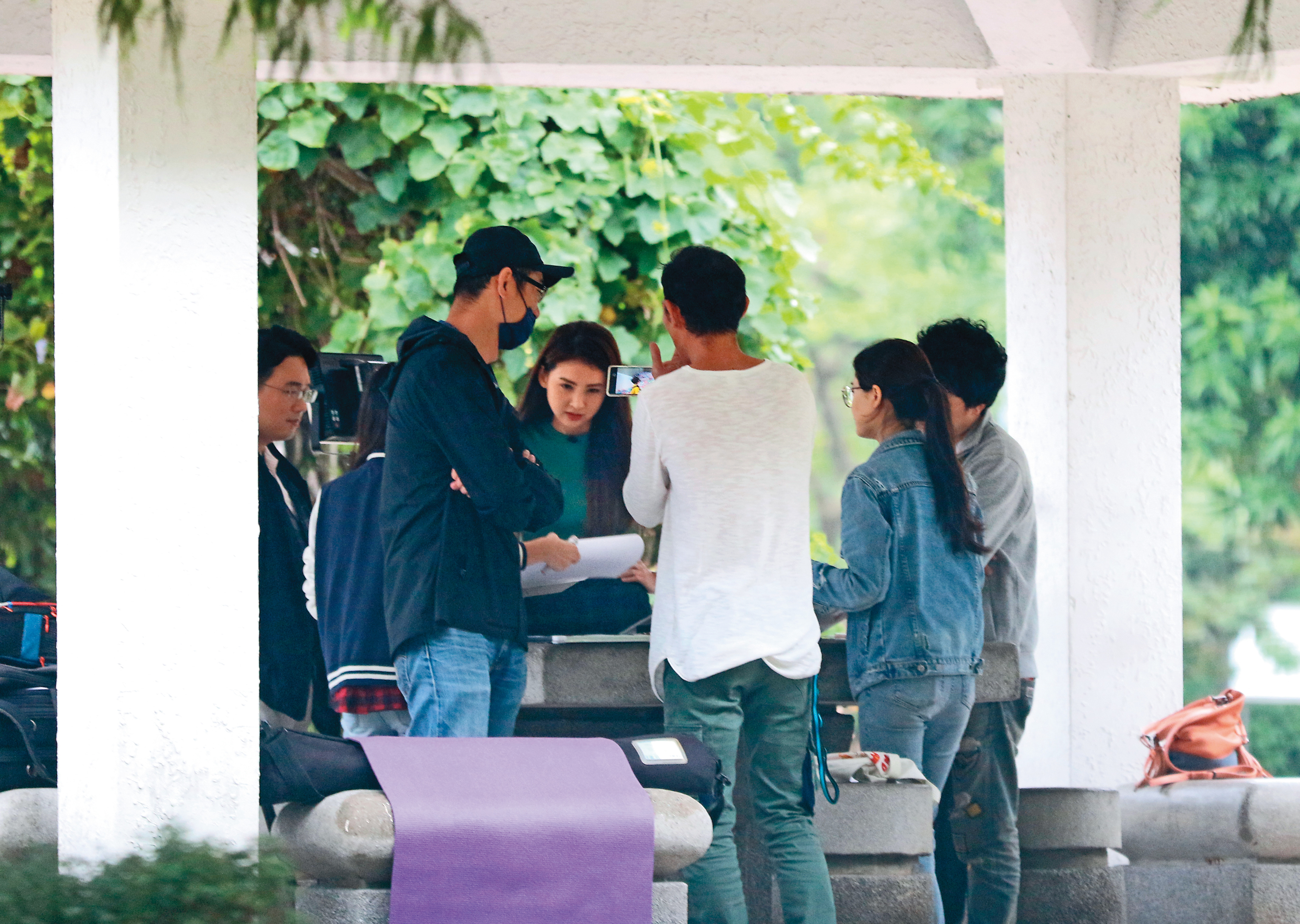 工作人員透露，韋汝（左二）投入工作，對於小孩的話題絕口不提。