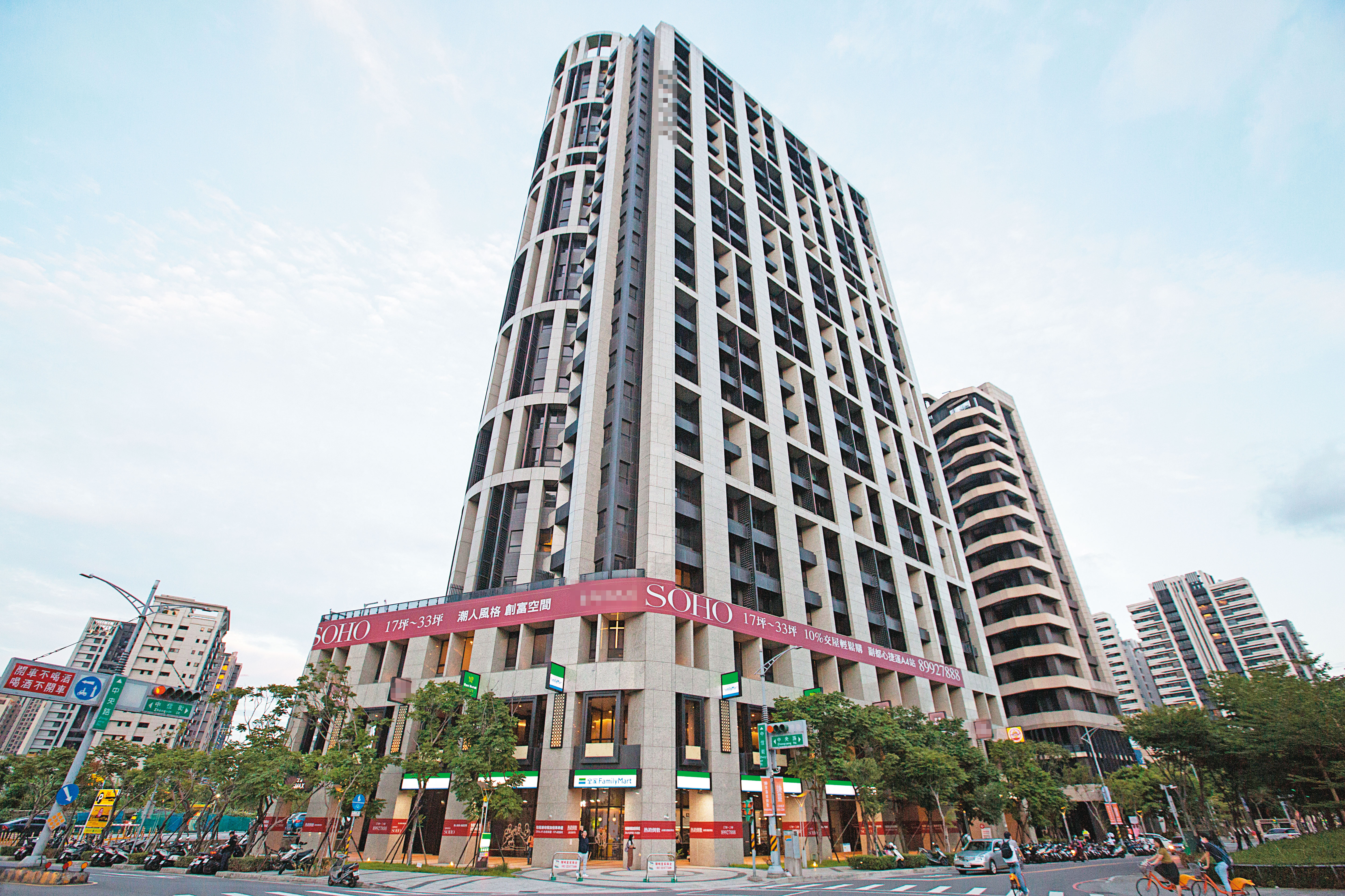 名檢劉承武在新北市新莊某社區大樓（圖）擔任管委會主委，引發多起爭議。
