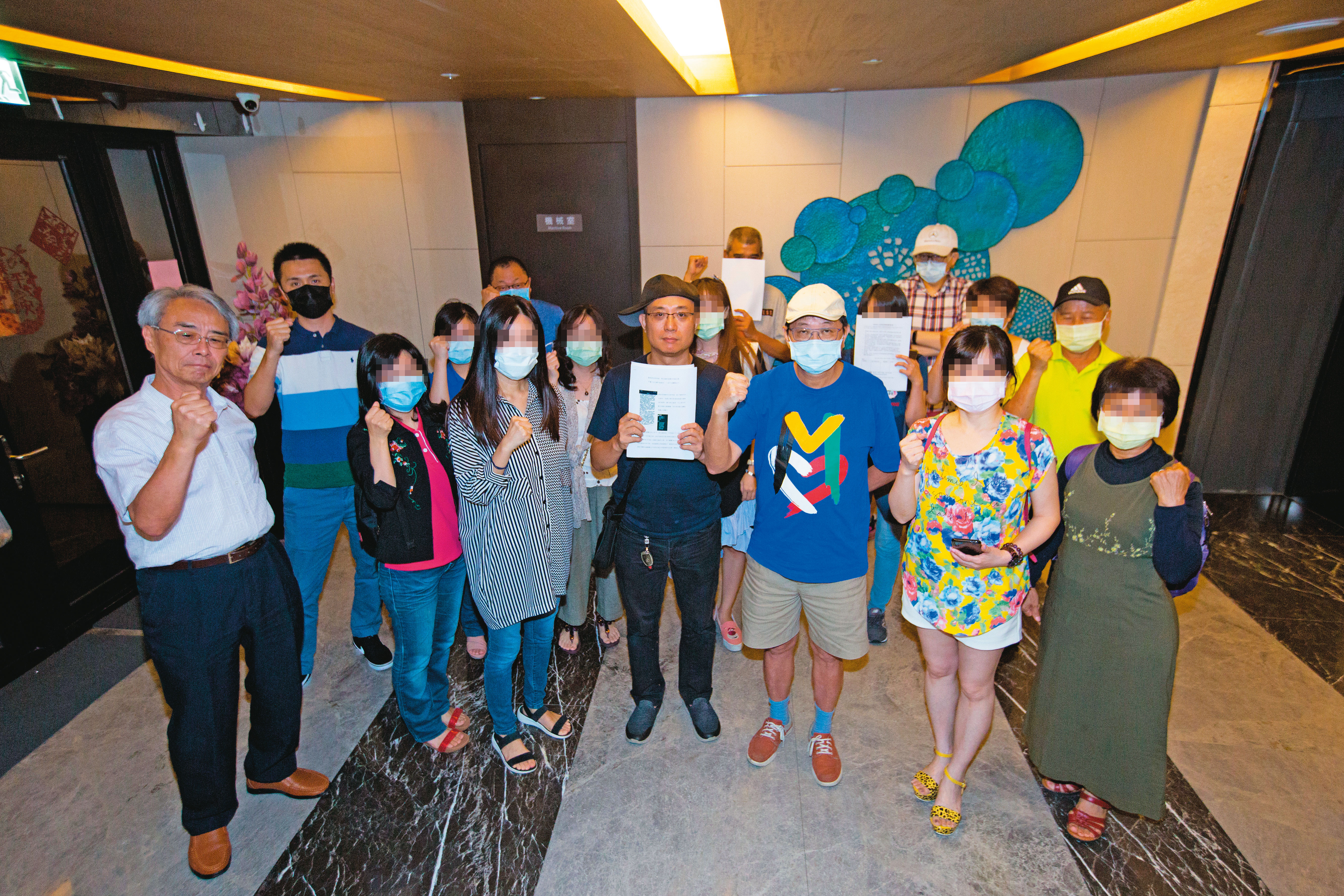 眾多住戶集結在社區交誼中心，齊聲要求劉承武辭去主委職務。