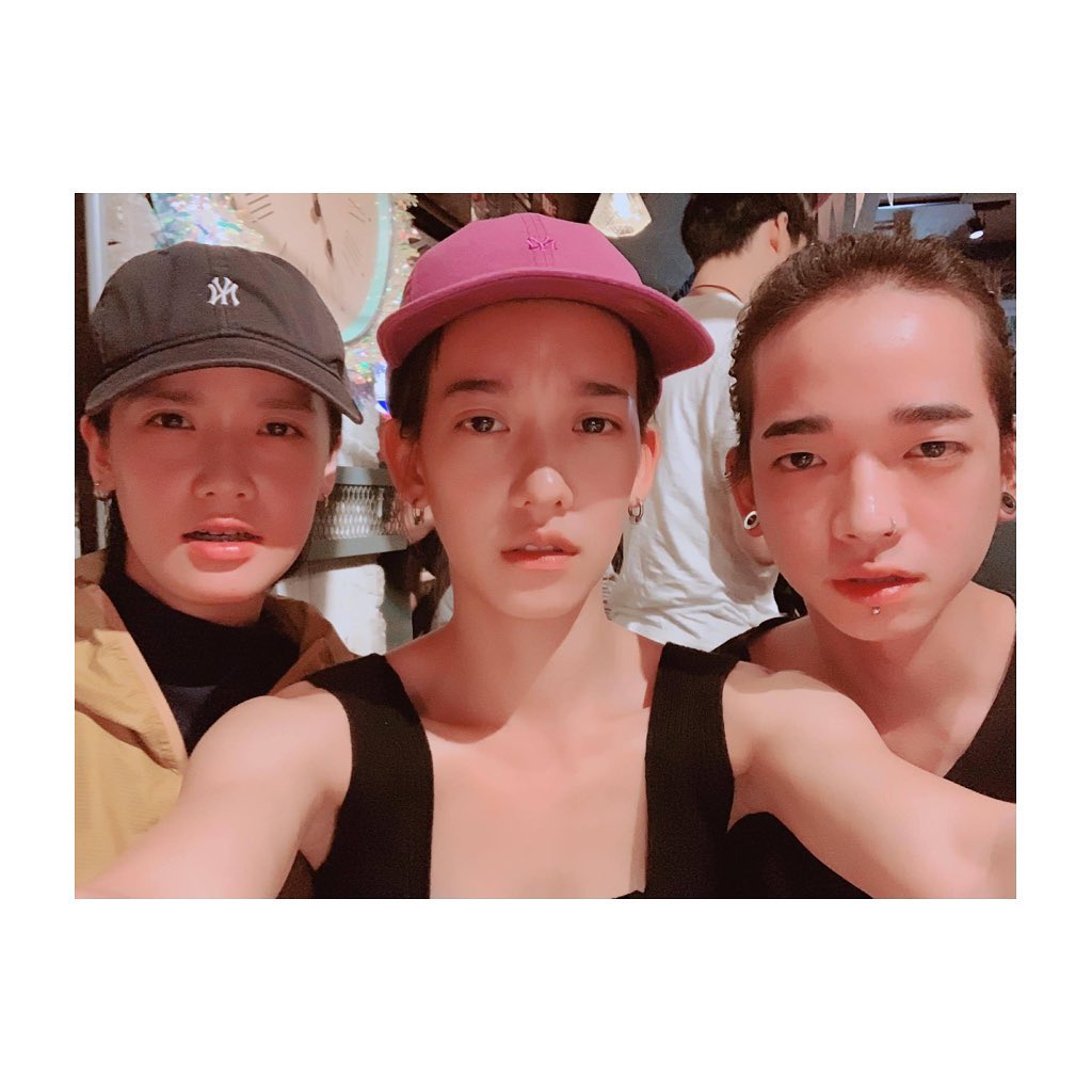 孟耿如貼出自己與姐姐及弟弟的合照，笑自己都差點要眼花認不出來。（翻攝自孟耿如臉書）