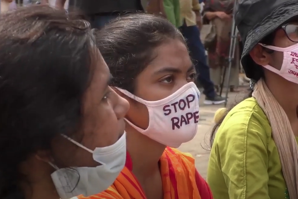 許多婦女上街抗議，希望終結強暴文化。（翻攝自New Age BD YouTube）