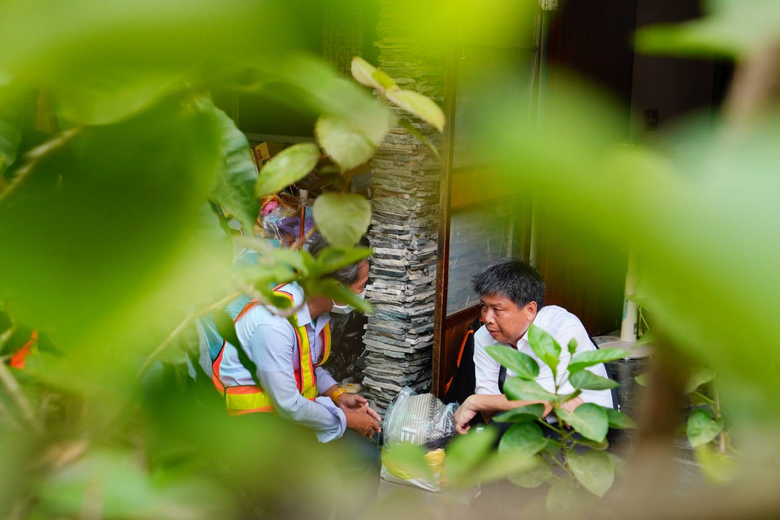 政大教授徐世榮(右)出面和鐵道局中工處主任工程師吳志仁(左)協調暫停拆除,讓人員可以有時間搬離。